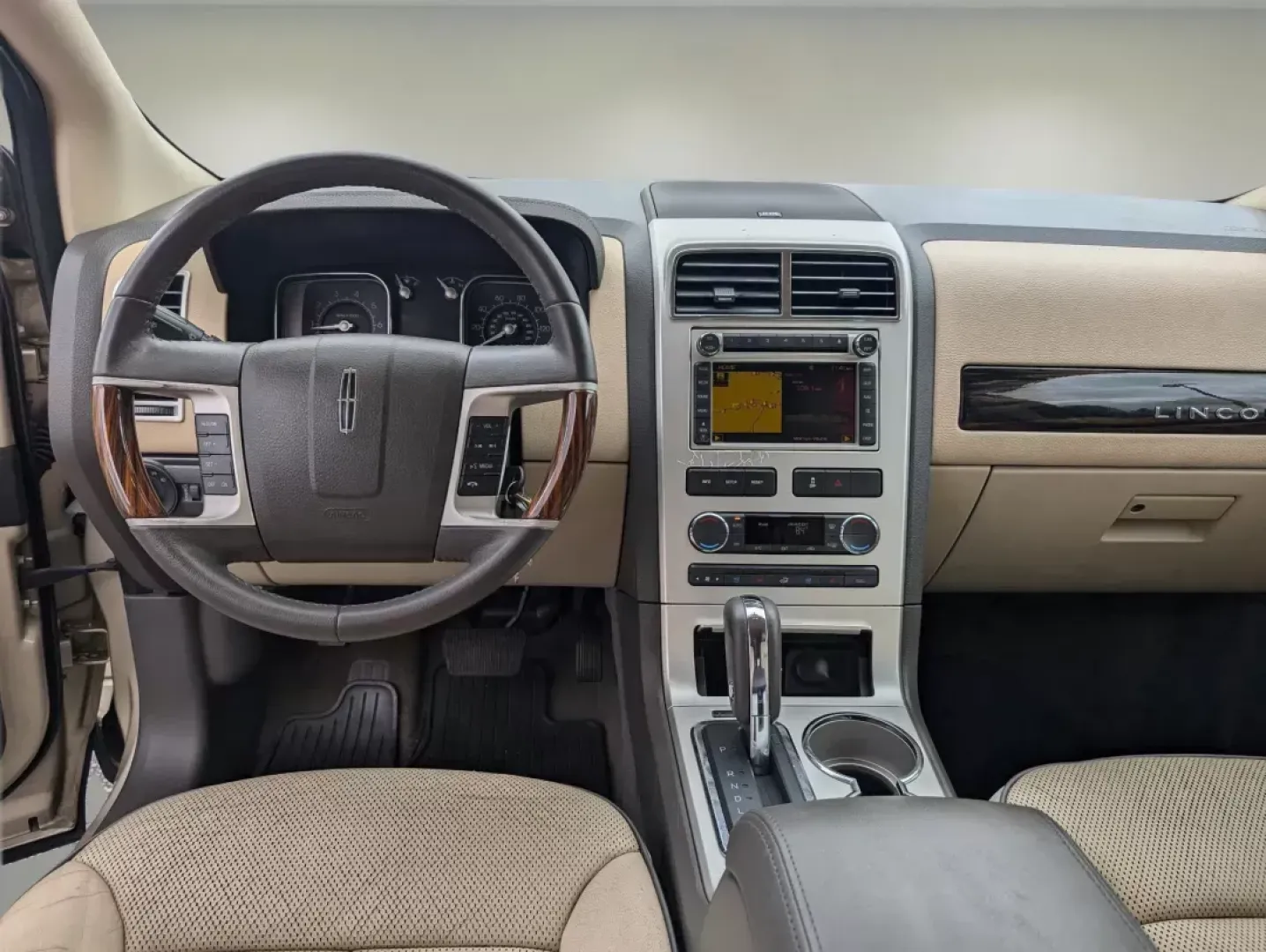 2010 Lincoln MKX (2LMDJ6JC4AB) with an Gas V6 3.5L/213 engine, 6-Speed w/OD Automatic transmission, located at 3959 U.S. 80 W, Phenix City, AL, 36870, (334) 297-4885, 32.469296, -85.135185 - 2010 Lincoln MKX - Photo#12