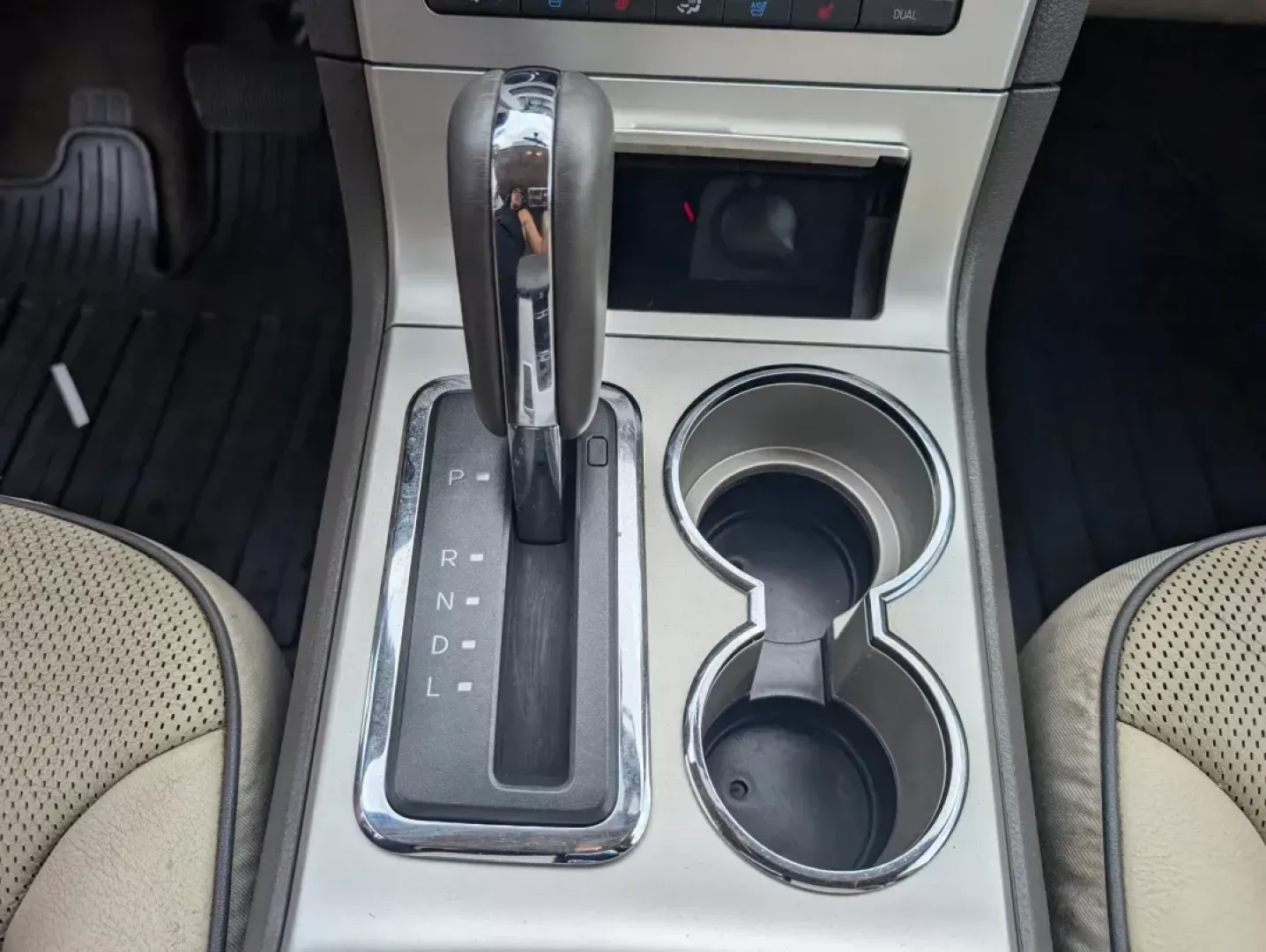 2010 Lincoln MKX (2LMDJ6JC4AB) with an Gas V6 3.5L/213 engine, 6-Speed w/OD Automatic transmission, located at 3959 U.S. 80 W, Phenix City, AL, 36870, (334) 297-4885, 32.469296, -85.135185 - 2010 Lincoln MKX - Photo#13
