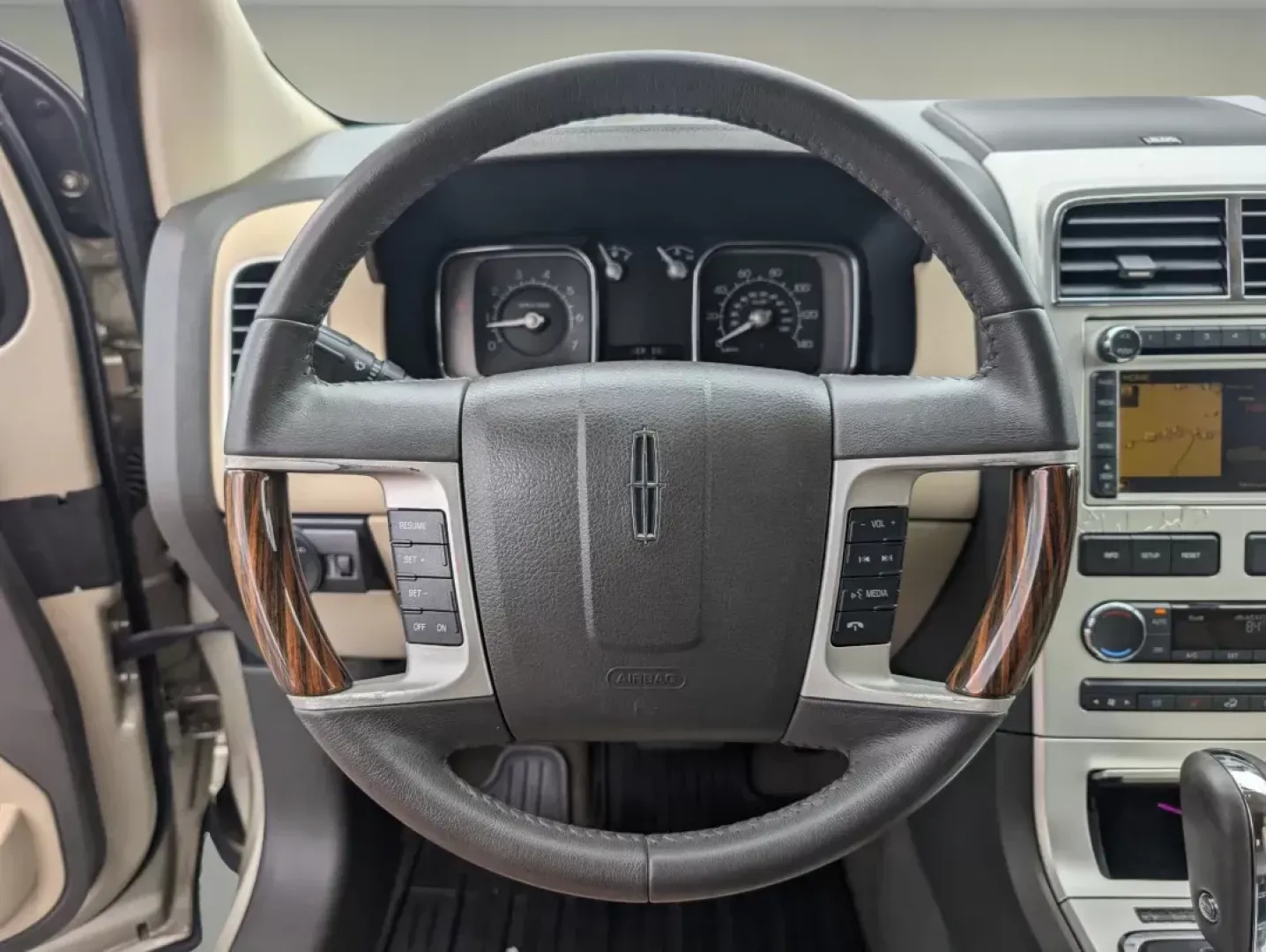 2010 Lincoln MKX (2LMDJ6JC4AB) with an Gas V6 3.5L/213 engine, 6-Speed w/OD Automatic transmission, located at 3959 U.S. 80 W, Phenix City, AL, 36870, (334) 297-4885, 32.469296, -85.135185 - 2010 Lincoln MKX - Photo#15