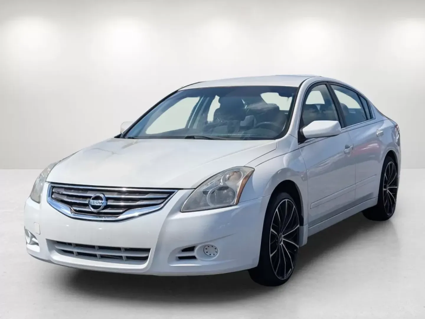 2010 Winter Frost Pearl /Charcoal Nissan Altima 2.5 S (1N4AL2AP9AN) with an Other engine, located at 1430 Gateway Drive, Opelika, AL, 36801, (334) 239-0944, 32.637871, -85.409790 - Discover the perfect blend of style, comfort, and affordability with this 2010 Nissan Altima 2.5 S, ideal for budget-conscious buyers searching for a reliable sedan that fits seamlessly into their busy lifestyles. Whether you're commuting to work, running errands around Phenix City, or embarking on - Photo#1