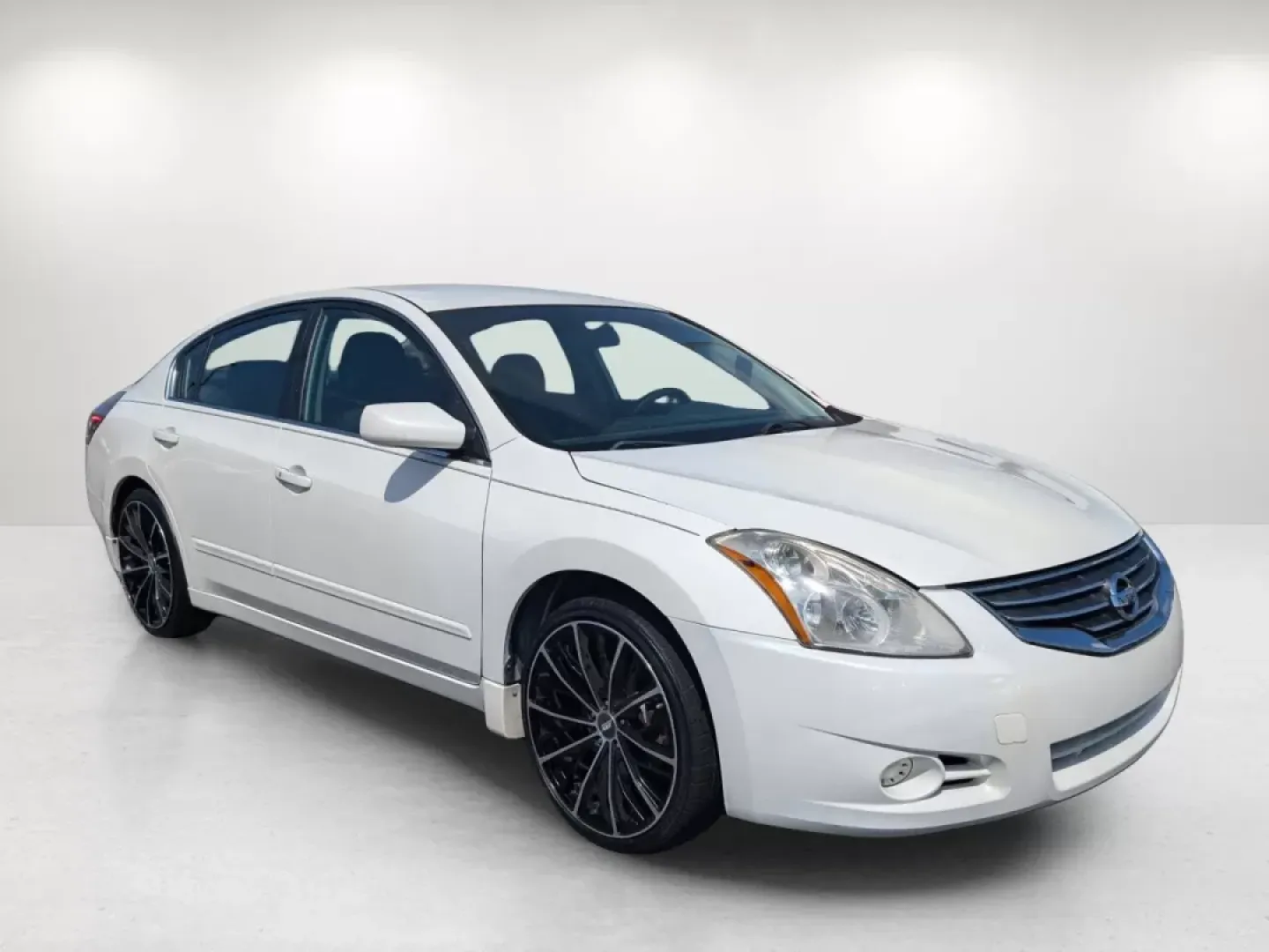 2010 Winter Frost Pearl /Charcoal Nissan Altima 2.5 S (1N4AL2AP9AN) with an Other engine, located at 1430 Gateway Drive, Opelika, AL, 36801, (334) 239-0944, 32.637871, -85.409790 - Discover the perfect blend of style, comfort, and affordability with this 2010 Nissan Altima 2.5 S, ideal for budget-conscious buyers searching for a reliable sedan that fits seamlessly into their busy lifestyles. Whether you're commuting to work, running errands around Phenix City, or embarking on - Photo#3