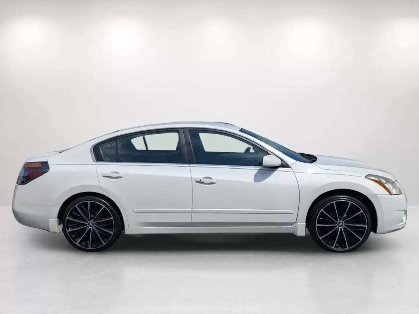 2010 Winter Frost Pearl /Charcoal Nissan Altima 2.5 S (1N4AL2AP9AN) with an Other engine, located at 1430 Gateway Drive, Opelika, AL, 36801, (334) 239-0944, 32.637871, -85.409790 - Discover the perfect blend of style, comfort, and affordability with this 2010 Nissan Altima 2.5 S, ideal for budget-conscious buyers searching for a reliable sedan that fits seamlessly into their busy lifestyles. Whether you're commuting to work, running errands around Phenix City, or embarking on - Photo#4