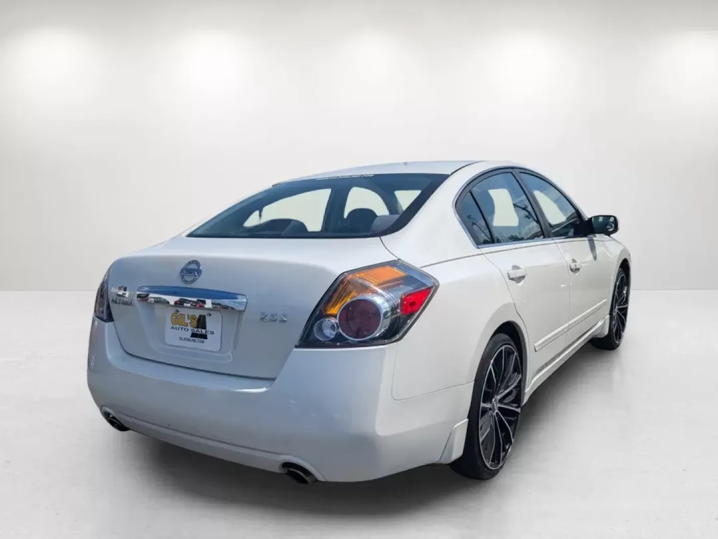 2010 Winter Frost Pearl /Charcoal Nissan Altima 2.5 S (1N4AL2AP9AN) with an Other engine, located at 1430 Gateway Drive, Opelika, AL, 36801, (334) 239-0944, 32.637871, -85.409790 - Discover the perfect blend of style, comfort, and affordability with this 2010 Nissan Altima 2.5 S, ideal for budget-conscious buyers searching for a reliable sedan that fits seamlessly into their busy lifestyles. Whether you're commuting to work, running errands around Phenix City, or embarking on - Photo#5