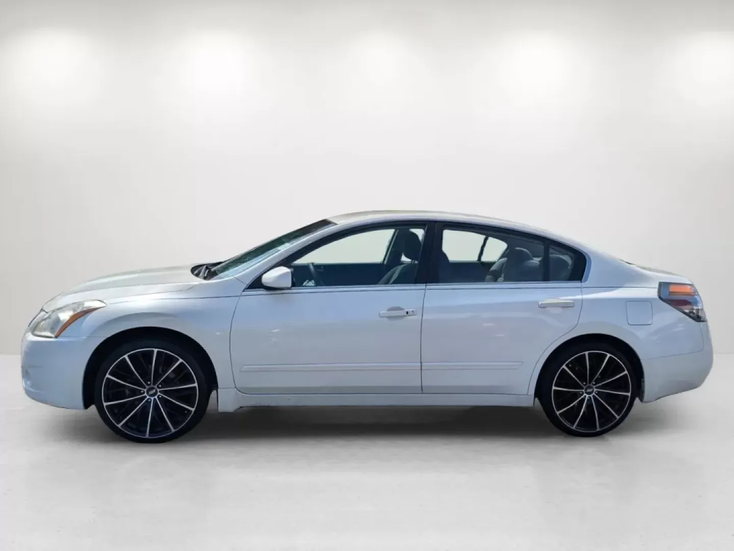 2010 Winter Frost Pearl /Charcoal Nissan Altima 2.5 S (1N4AL2AP9AN) with an Other engine, located at 1430 Gateway Drive, Opelika, AL, 36801, (334) 239-0944, 32.637871, -85.409790 - Discover the perfect blend of style, comfort, and affordability with this 2010 Nissan Altima 2.5 S, ideal for budget-conscious buyers searching for a reliable sedan that fits seamlessly into their busy lifestyles. Whether you're commuting to work, running errands around Phenix City, or embarking on - Photo#8