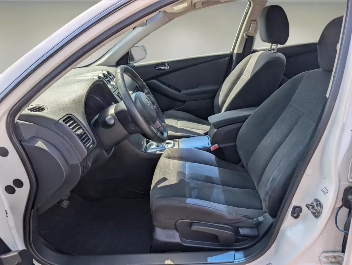 2010 Winter Frost Pearl /Charcoal Nissan Altima 2.5 S (1N4AL2AP9AN) with an Other engine, located at 1430 Gateway Drive, Opelika, AL, 36801, (334) 239-0944, 32.637871, -85.409790 - Discover the perfect blend of style, comfort, and affordability with this 2010 Nissan Altima 2.5 S, ideal for budget-conscious buyers searching for a reliable sedan that fits seamlessly into their busy lifestyles. Whether you're commuting to work, running errands around Phenix City, or embarking on - Photo#10