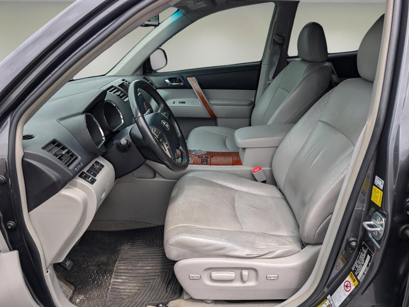 2010 Toyota Highlander Limited (5TDDK3EH2AS) with an Gas V6 3.5L/ engine, 5-Speed Automatic transmission, located at 3959 U.S. 80 W, Phenix City, AL, 36870, (334) 297-4885, 32.469296, -85.135185 - 2010 Toyota Highlander Limited - Photo#9