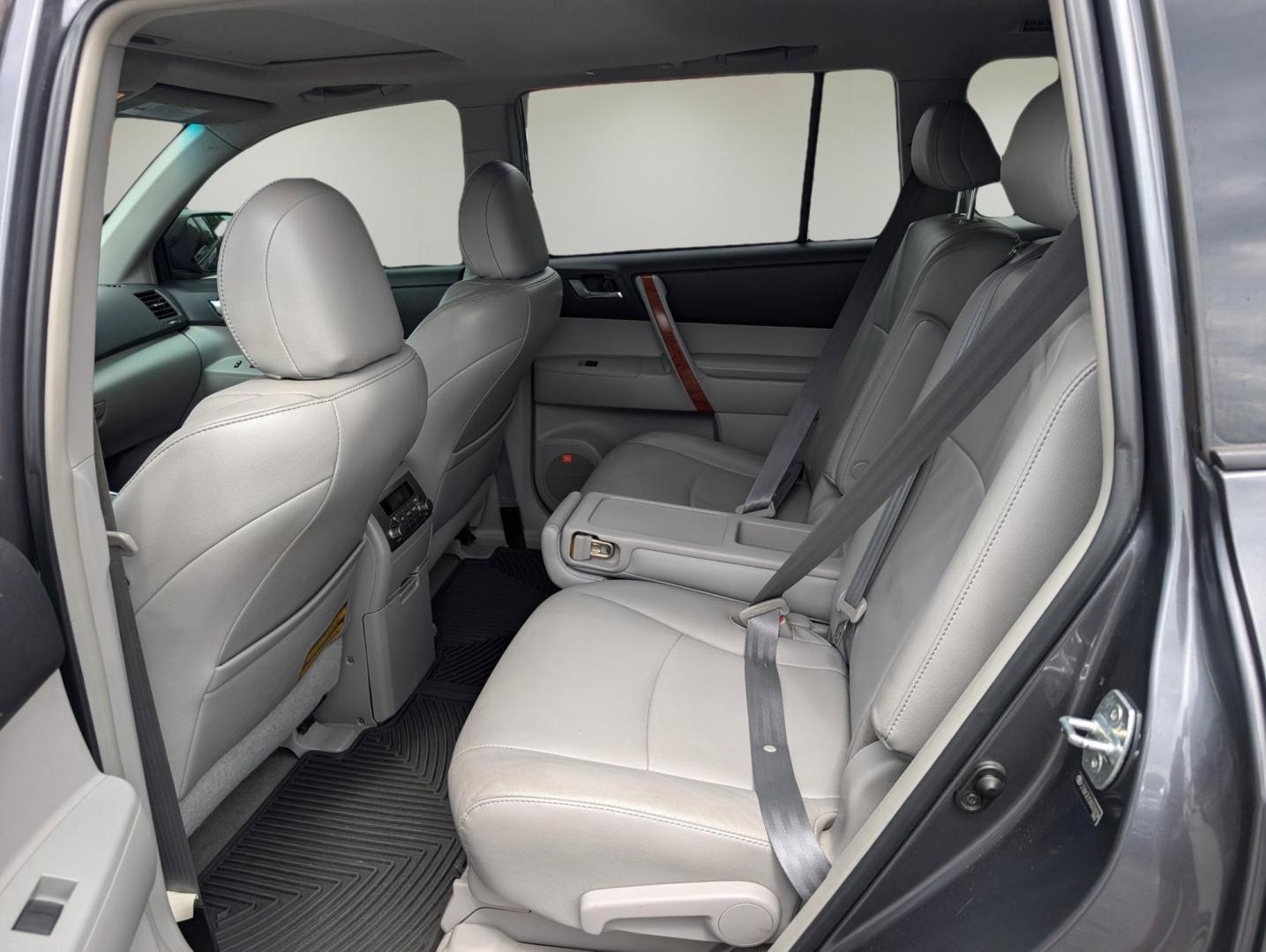 2010 Toyota Highlander Limited (5TDDK3EH2AS) with an Gas V6 3.5L/ engine, 5-Speed Automatic transmission, located at 3959 U.S. 80 W, Phenix City, AL, 36870, (334) 297-4885, 32.469296, -85.135185 - 2010 Toyota Highlander Limited - Photo#10