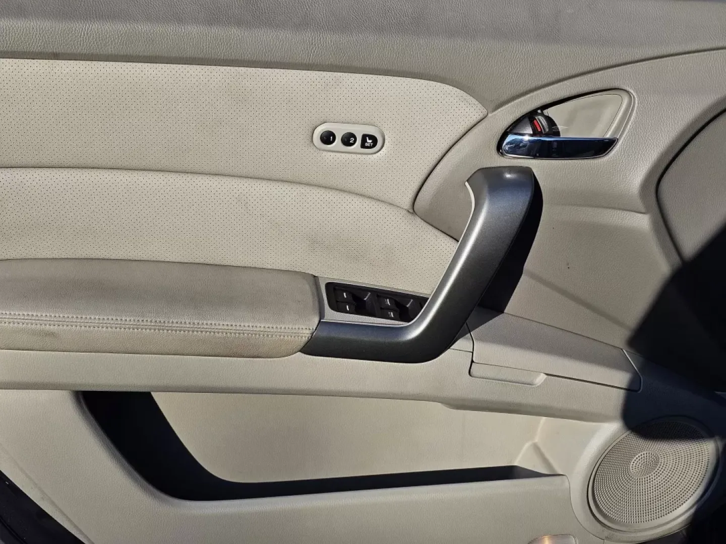 2011 Acura RDX (5J8TB2H23BA) with an Other engine, located at 3959 U.S. 80 W, Phenix City, AL, 36870, (334) 297-4885, 32.469296, -85.135185 - **Elevate Your Adventures with the 2011 Acura RDX at Gils Auto - Phenix City!**<br /> <br /> Are you ready to experience the perfect blend of style, comfort, and versatility? The 2011 Acura RDX is your ideal companion for weekend getaways, family outings, or daily commutes. With a sporty utility des - Photo#8