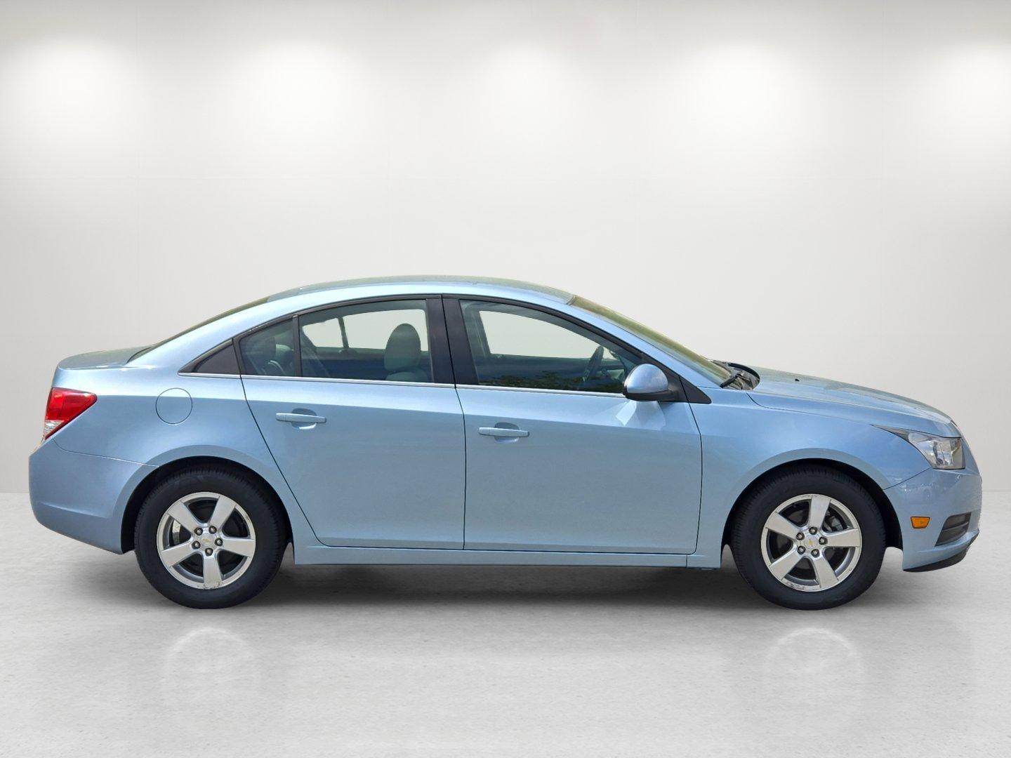 2011 /Medium Titanium Chevrolet Cruze LT w/1LT (1G1PF5S92B7) with an Turbocharged Gas I4 1.4L/83 engine, 6-Speed automatic w/OD transmission, located at 1430 Gateway Drive, Opelika, AL, 36801, (334) 239-0944, 32.637871, -85.409790 - 2011 Chevrolet Cruze LT w/1LT - Photo#4