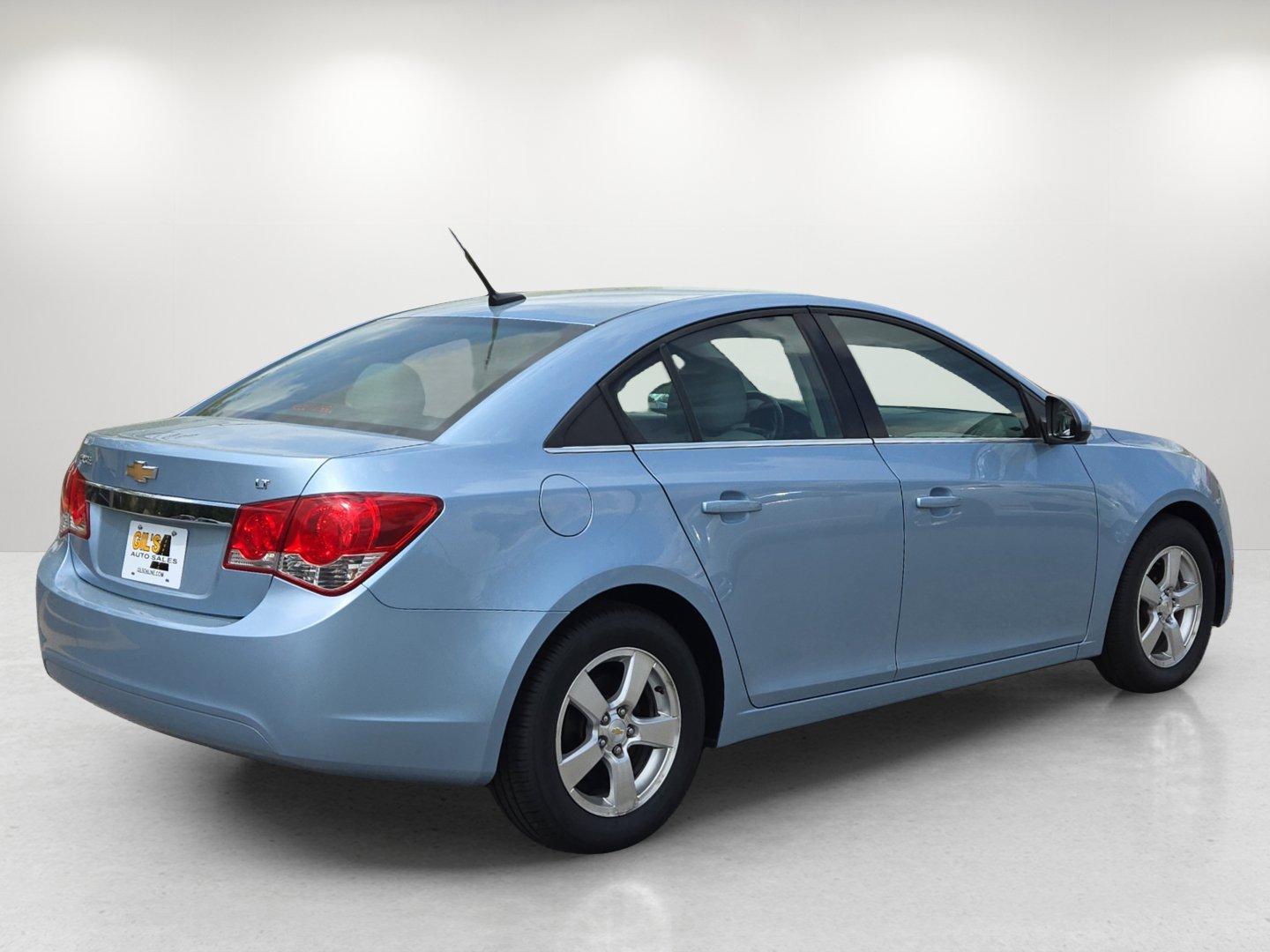 2011 /Medium Titanium Chevrolet Cruze LT w/1LT (1G1PF5S92B7) with an Turbocharged Gas I4 1.4L/83 engine, 6-Speed automatic w/OD transmission, located at 1430 Gateway Drive, Opelika, AL, 36801, (334) 239-0944, 32.637871, -85.409790 - 2011 Chevrolet Cruze LT w/1LT - Photo#5