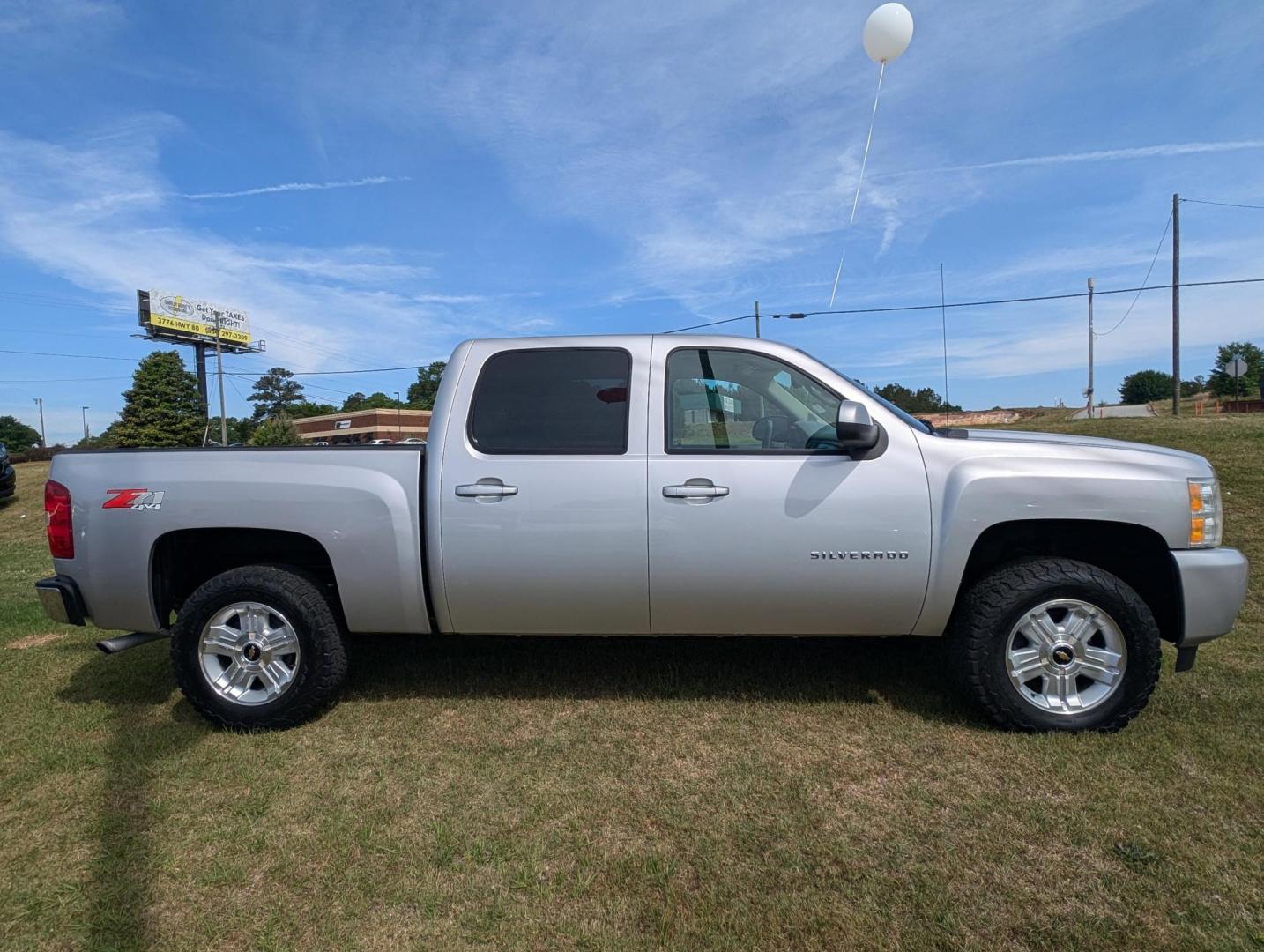 2011 /Light Titanium/Dark Titanium Chevrolet Silverado 1500 LTZ (3GCPKTE35BG) with an Gas/Ethanol V8 5.3L/323 engine, 6-Speed Automatic transmission, located at 3959 U.S. 80 W, Phenix City, AL, 36870, (334) 297-4885, 32.469296, -85.135185 - 2011 Chevrolet Silverado 1500 LTZ - Photo#3
