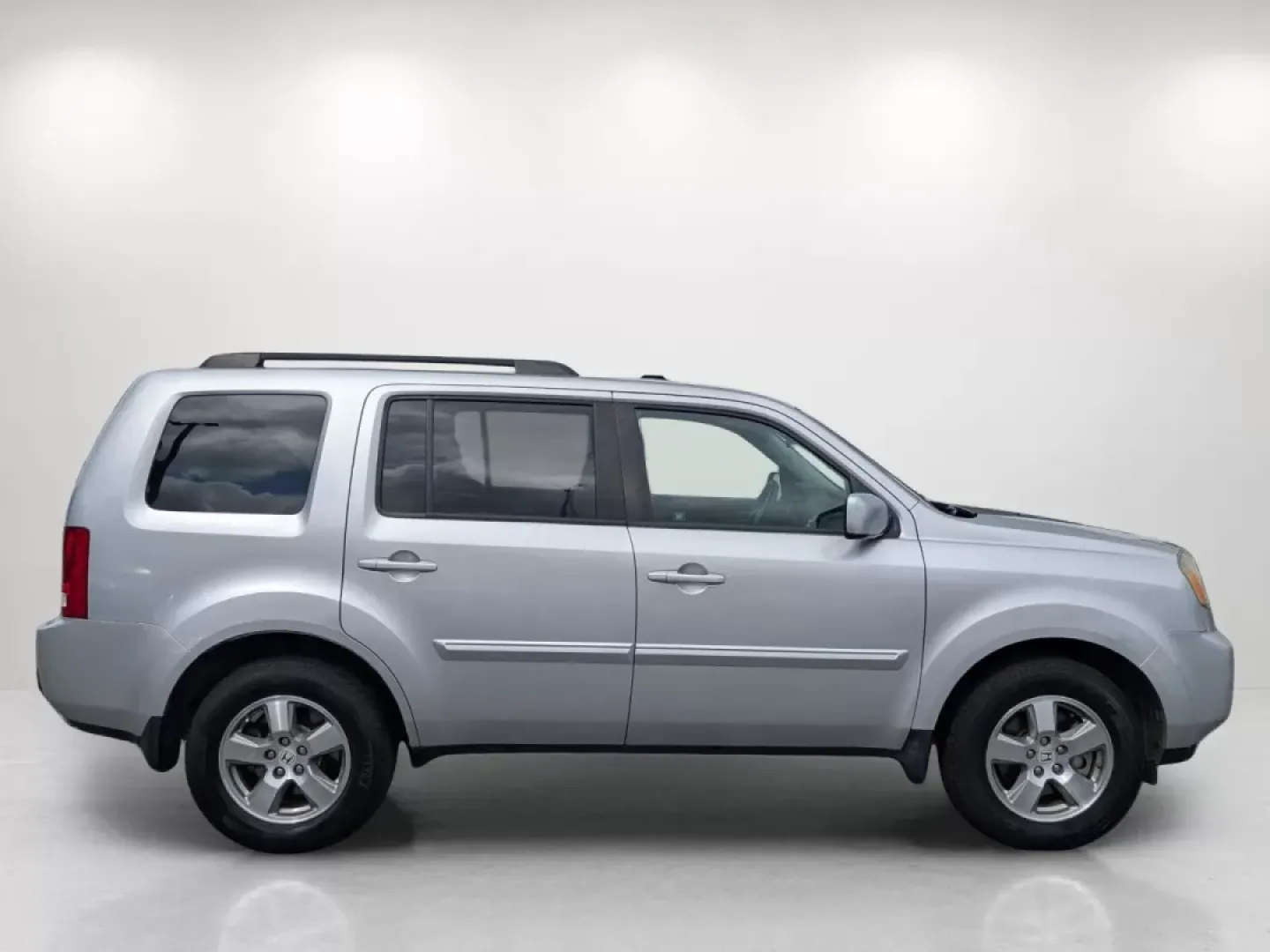 2011 Honda Pilot EX (5FNYF3H40BB) with an Other engine, located at 1430 Gateway Drive, Opelika, AL, 36801, (334) 239-0944, 32.637871, -85.409790 - **Discover Your Next Adventure with the 2011 Honda Pilot EX at Gils Auto - Opelika!**<br /> <br /> Are you seeking a reliable and versatile vehicle that caters to your family's needs or weekend escapades? Look no further than the 2011 Honda Pilot EX, available now at Gils Auto located at 1430 Gatewa - Photo#3