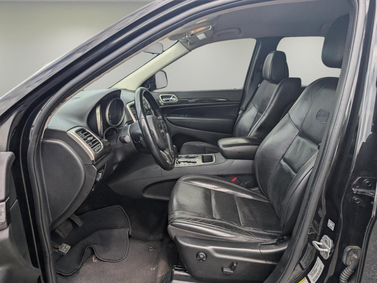 2011 /Black Interior Jeep Grand Cherokee Laredo (1J4RS4GG8BC) with an Gas/Ethanol V6 3.6L/220 engine, 5-Speed Automatic transmission, located at 3959 U.S. 80 W, Phenix City, AL, 36870, (334) 297-4885, 32.469296, -85.135185 - 2011 Jeep Grand Cherokee Laredo - Photo#9