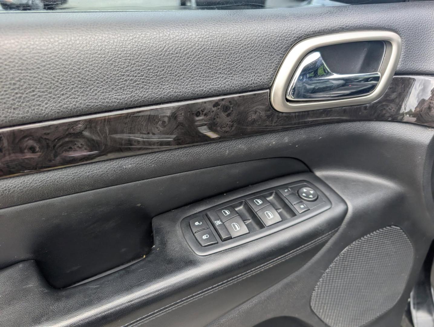 2011 /Black Interior Jeep Grand Cherokee Laredo (1J4RS4GG8BC) with an Gas/Ethanol V6 3.6L/220 engine, 5-Speed Automatic transmission, located at 3959 U.S. 80 W, Phenix City, AL, 36870, (334) 297-4885, 32.469296, -85.135185 - 2011 Jeep Grand Cherokee Laredo - Photo#8