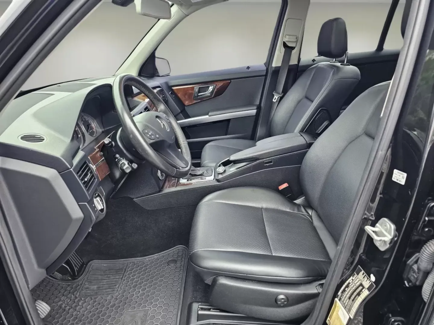 2011 Mercedes-Benz GLK-Class GLK 350 (WDCGG8HB5BF) with an Other engine, located at 804 22nd Ave, Phenix City, AL, 36870, (334) 297-1860, 32.484749, -85.024475 - Are you searching for the perfect blend of luxury, performance, and practicality for your next adventure? Look no further than this stunning 2011 Mercedes-Benz GLK 350, now available at Gils Auto in Phenix City, AL. This sophisticated SUV is an excellent choice for growing families, budget-conscious - Photo#9