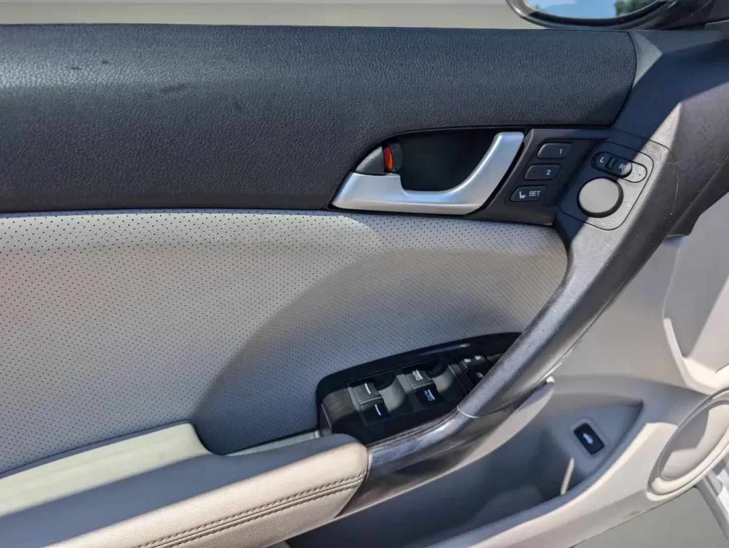 2012 Acura TSX (JH4CU2F45CC) with an Gas I4 2.4L/144 engine, 5-Speed Automatic transmission, located at 7000 Northlake Connector, Columbus, GA, 31904, (706) 987-8085, 32.524975, -84.978134 - **Elevate Your Daily Drive with the 2012 Acura TSX - Perfect for Commuters and Families Alike!**<br /> <br /> Are you ready to transform your daily commute or weekend getaways into a luxurious experience? At Gils Auto - Columbus #2, we present an exceptional opportunity with our 2012 Acura TSX. This - Photo#8