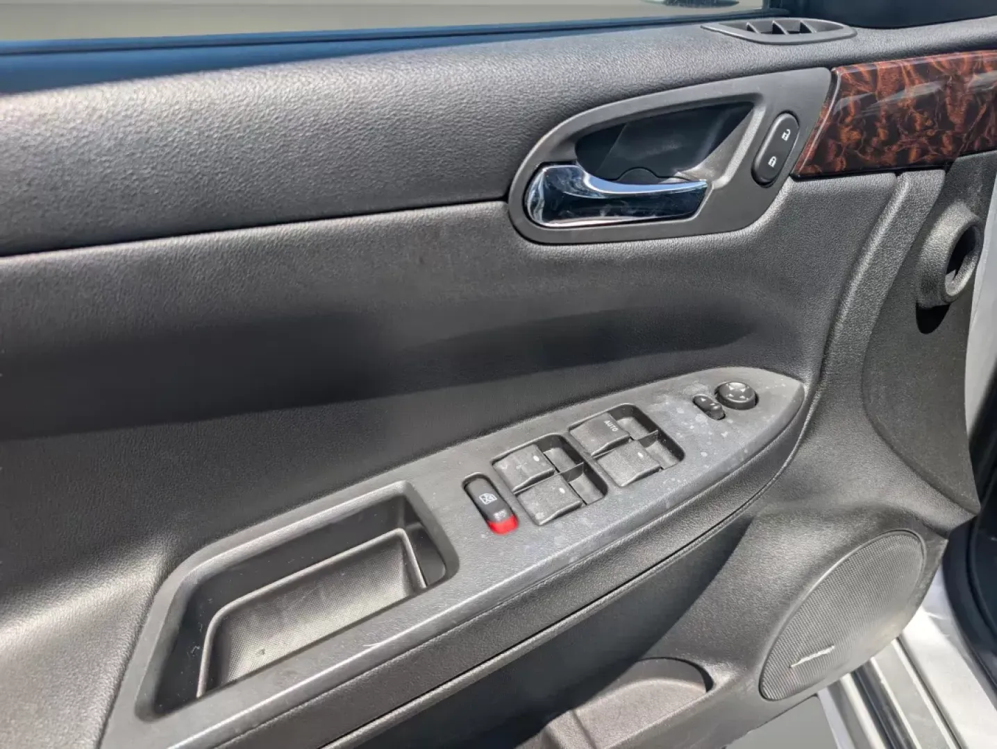2012 /Ebony Chevrolet Impala LTZ (2G1WC5E38C1) with an Gas/Ethanol V6 3.6L/217 engine, 6-Speed Automatic transmission, located at 1430 Gateway Drive, Opelika, AL, 36801, (334) 239-0944, 32.637871, -85.409790 - 2012 Chevrolet Impala LTZ - Photo#7