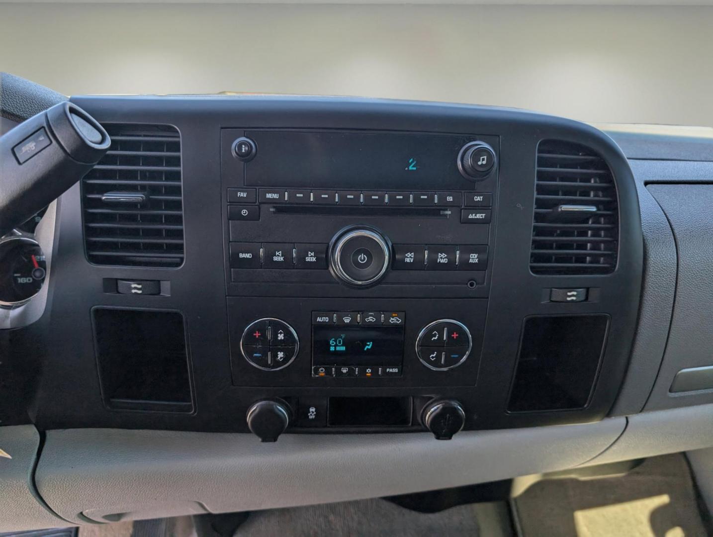 2012 /Light Titanium/Dark Titanium Chevrolet Silverado 1500 LT (3GCPCSE07CG) with an Gas/Ethanol V8 5.3L/323 engine, 6-Speed Automatic transmission, located at 1430 Gateway Drive, Opelika, AL, 36801, (334) 239-0944, 32.637871, -85.409790 - 2012 Chevrolet Silverado 1500 LT - Photo#14