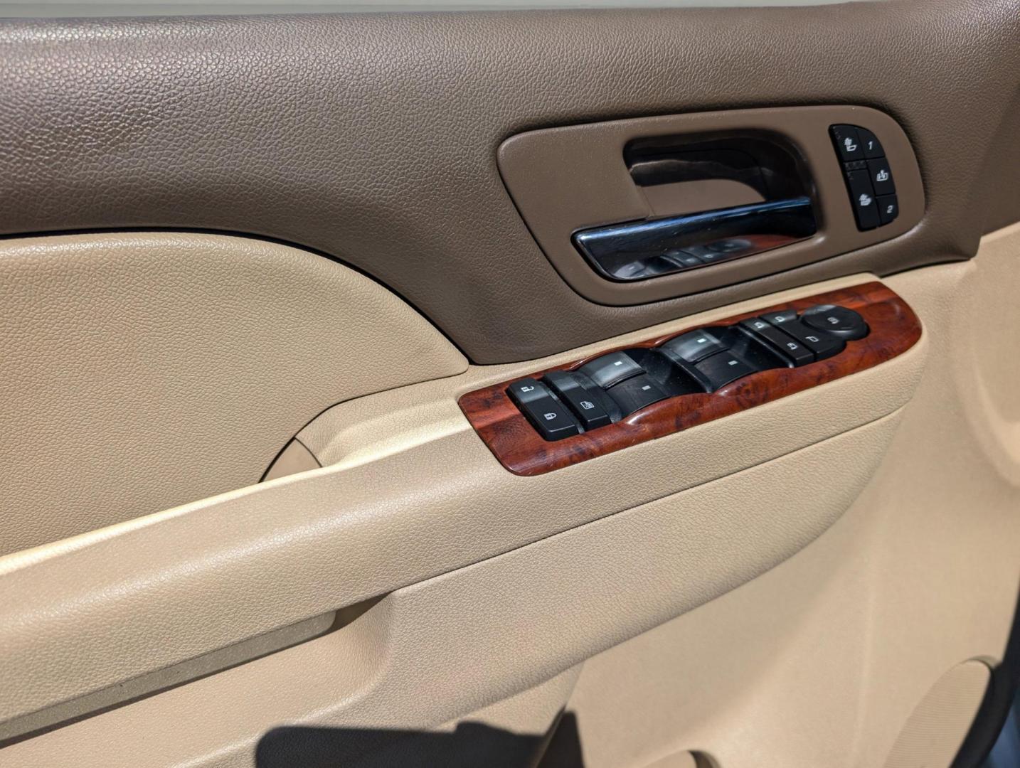 2012 /Light Tan GMC Yukon SLT (1GKS1CE09CR) with an Gas/Ethanol V8 5.3L/323 engine, 6-Speed Automatic w/OD transmission, located at 7000 Northlake Connector, Columbus, GA, 31904, (706) 987-8085, 32.524975, -84.978134 - 2012 GMC Yukon SLT - Photo#8