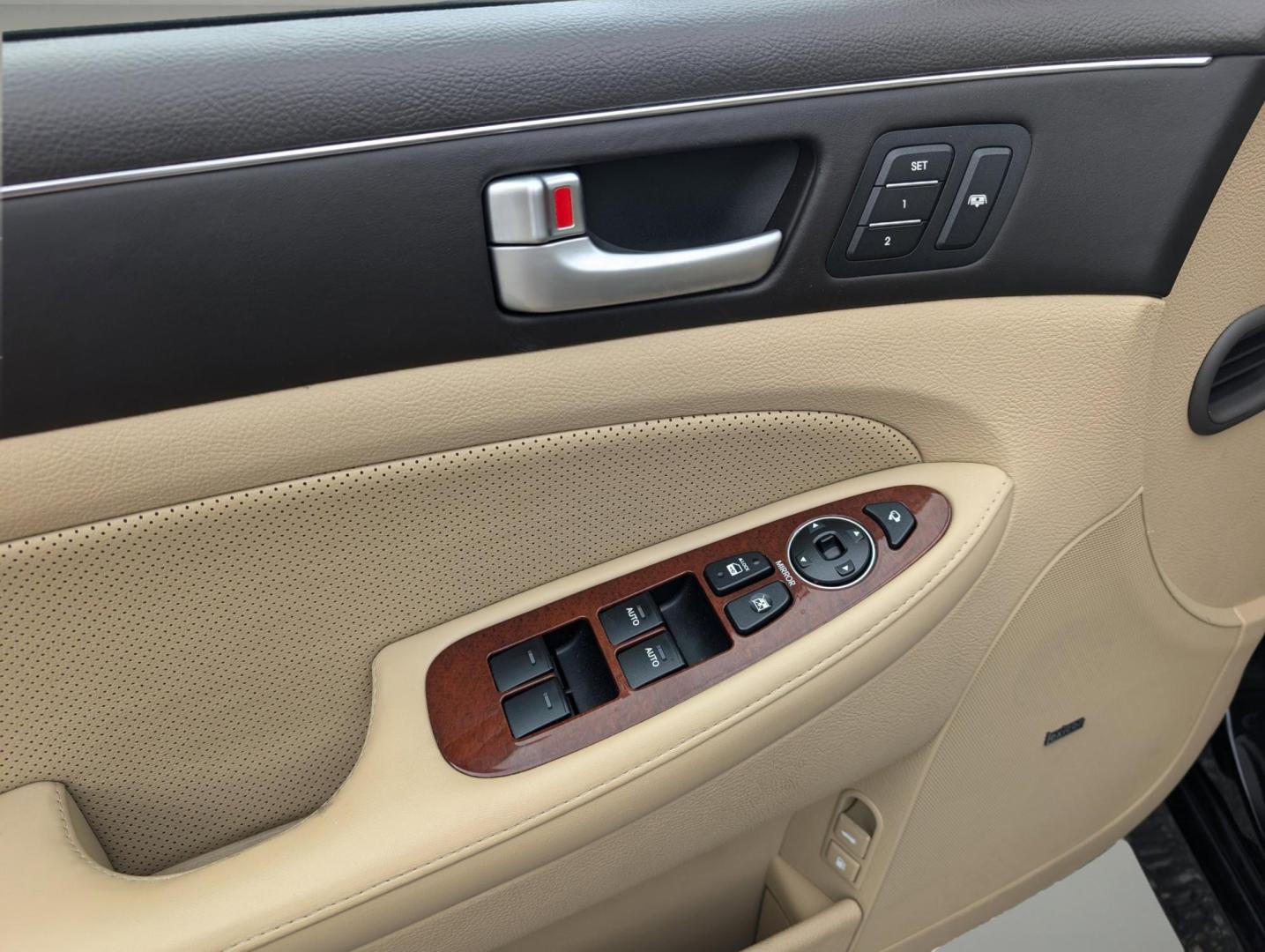 2012 /Cashmere Hyundai Genesis 4.6L (KMHGC4DF2CU) with an Gas V8 4.6L/282 engine, 8-Speed Automatic w/manual shift transmission, located at 3959 U.S. 80 W, Phenix City, AL, 36870, (334) 297-4885, 32.469296, -85.135185 - 2012 Hyundai Genesis 4.6L - Photo#8