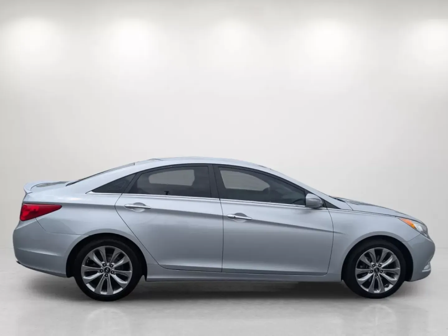 2012 /Gray Hyundai Sonata 2.4L SE (5NPEC4AC2CH) with an Other engine, located at 7000 Northlake Connector, Columbus, GA, 31904, (706) 987-8085, 32.524975, -84.978134 - **Discover Your Next Adventure with the 2012 Hyundai Sonata at Gils Auto in Phenix City, AL!**<br /> <br /> If you're seeking a reliable sedan that can perfectly blend your daily commute with weekend adventures, look no further than the 2012 Hyundai Sonata 2.4L SE. Whether you're navigating the bust - Photo#3