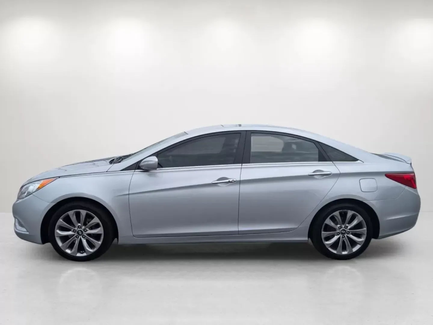 2012 /Gray Hyundai Sonata 2.4L SE (5NPEC4AC2CH) with an Other engine, located at 7000 Northlake Connector, Columbus, GA, 31904, (706) 987-8085, 32.524975, -84.978134 - **Discover Your Next Adventure with the 2012 Hyundai Sonata at Gils Auto in Phenix City, AL!**<br /> <br /> If you're seeking a reliable sedan that can perfectly blend your daily commute with weekend adventures, look no further than the 2012 Hyundai Sonata 2.4L SE. Whether you're navigating the bust - Photo#6