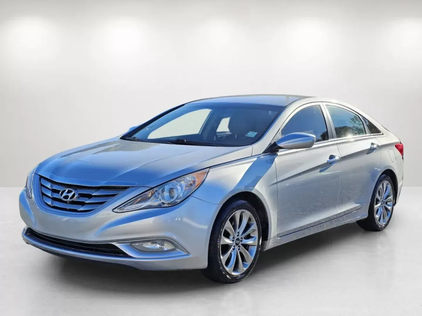 2012 /Gray Hyundai Sonata 2.4L SE (5NPEC4AC2CH) with an Other engine, located at 7000 Northlake Connector, Columbus, GA, 31904, (706) 987-8085, 32.524975, -84.978134 - **Discover Your Next Adventure with the 2012 Hyundai Sonata at Gils Auto in Phenix City, AL!**<br /> <br /> If you're seeking a reliable sedan that can perfectly blend your daily commute with weekend adventures, look no further than the 2012 Hyundai Sonata 2.4L SE. Whether you're navigating the bust - Photo#12