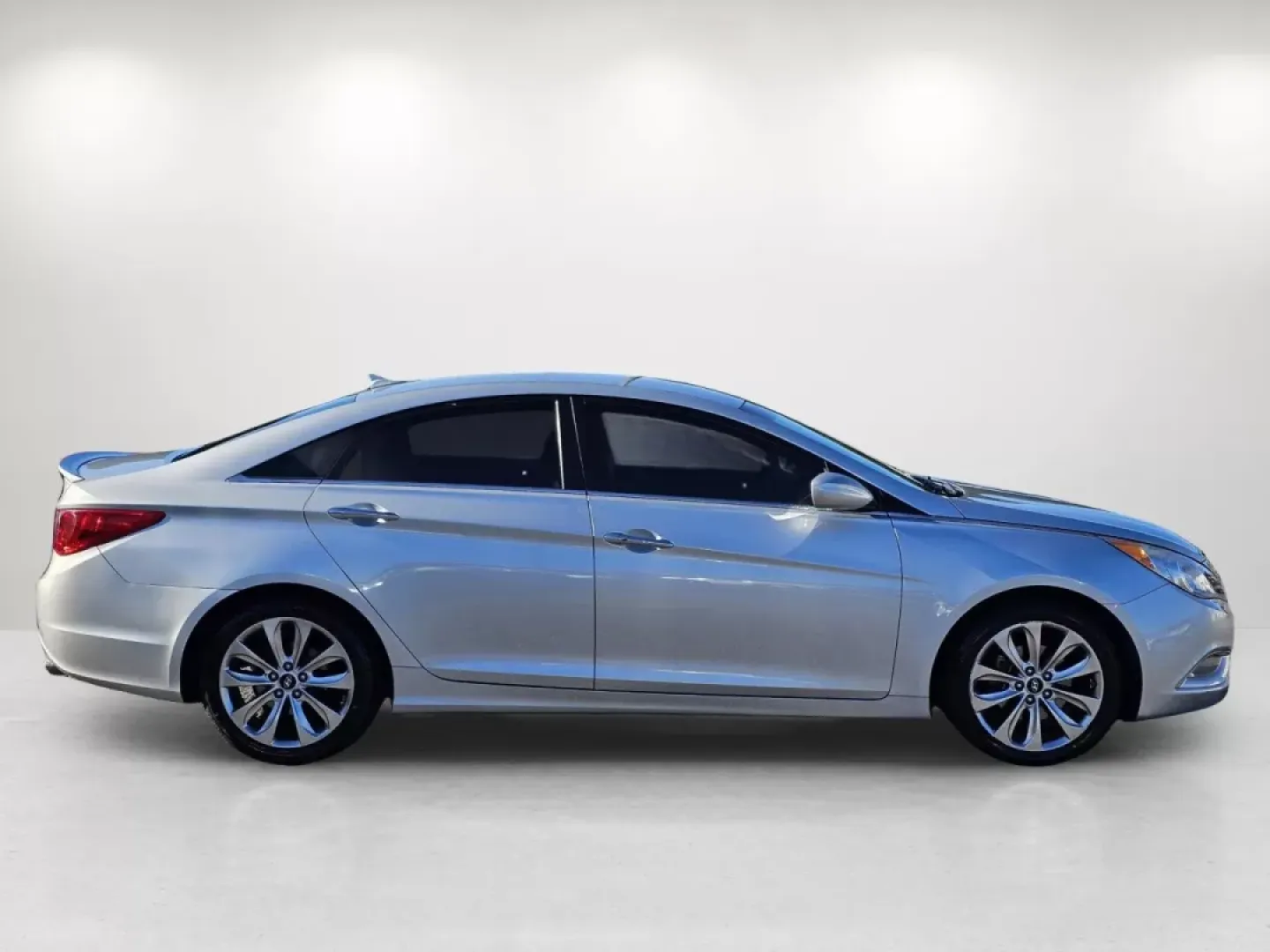 2012 /Gray Hyundai Sonata 2.4L SE (5NPEC4AC2CH) with an Other engine, located at 7000 Northlake Connector, Columbus, GA, 31904, (706) 987-8085, 32.524975, -84.978134 - **Discover Your Next Adventure with the 2012 Hyundai Sonata at Gils Auto in Phenix City, AL!**<br /> <br /> If you're seeking a reliable sedan that can perfectly blend your daily commute with weekend adventures, look no further than the 2012 Hyundai Sonata 2.4L SE. Whether you're navigating the bust - Photo#14