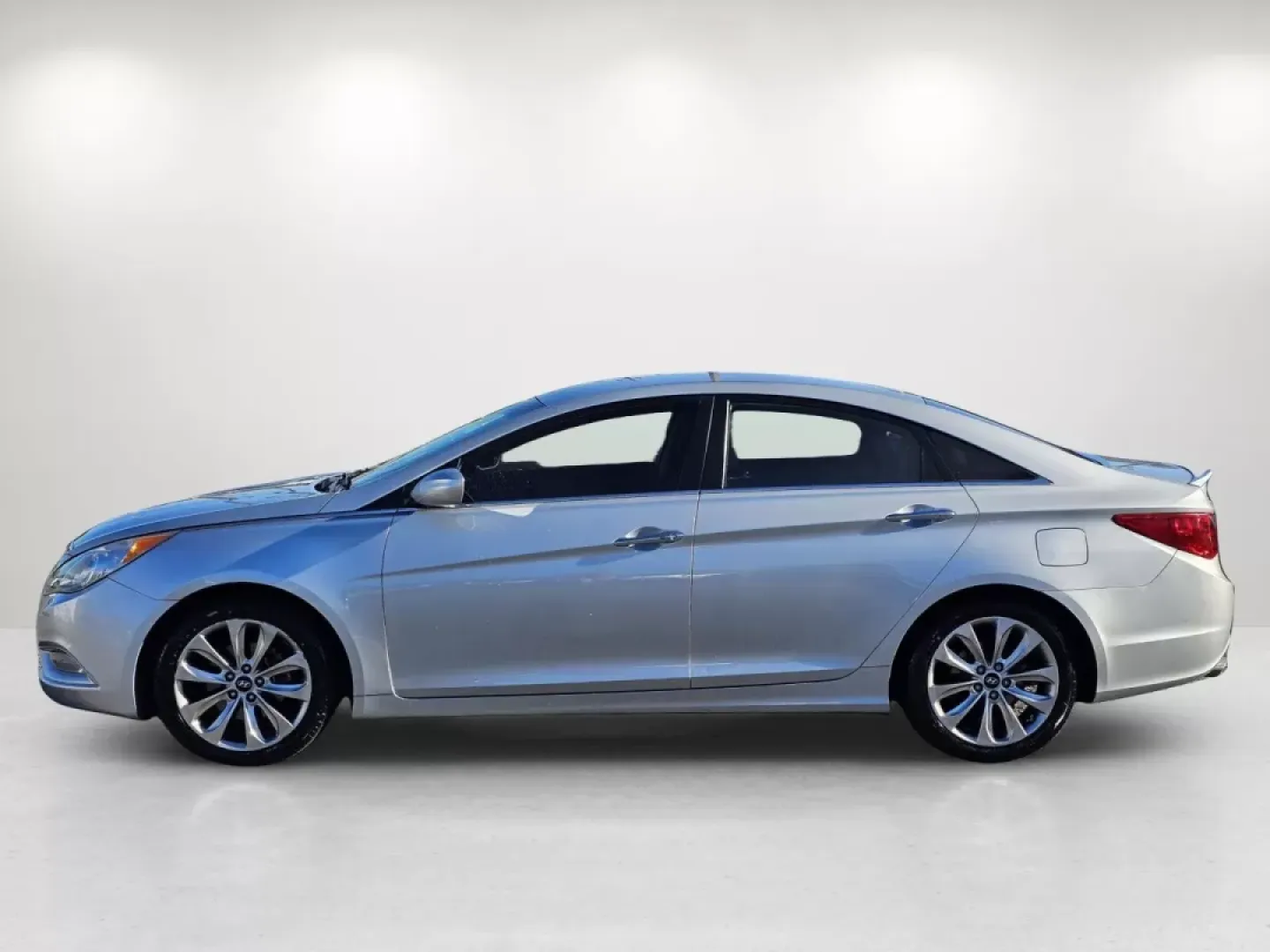 2012 /Gray Hyundai Sonata 2.4L SE (5NPEC4AC2CH) with an Other engine, located at 7000 Northlake Connector, Columbus, GA, 31904, (706) 987-8085, 32.524975, -84.978134 - **Discover Your Next Adventure with the 2012 Hyundai Sonata at Gils Auto in Phenix City, AL!**<br /> <br /> If you're seeking a reliable sedan that can perfectly blend your daily commute with weekend adventures, look no further than the 2012 Hyundai Sonata 2.4L SE. Whether you're navigating the bust - Photo#18