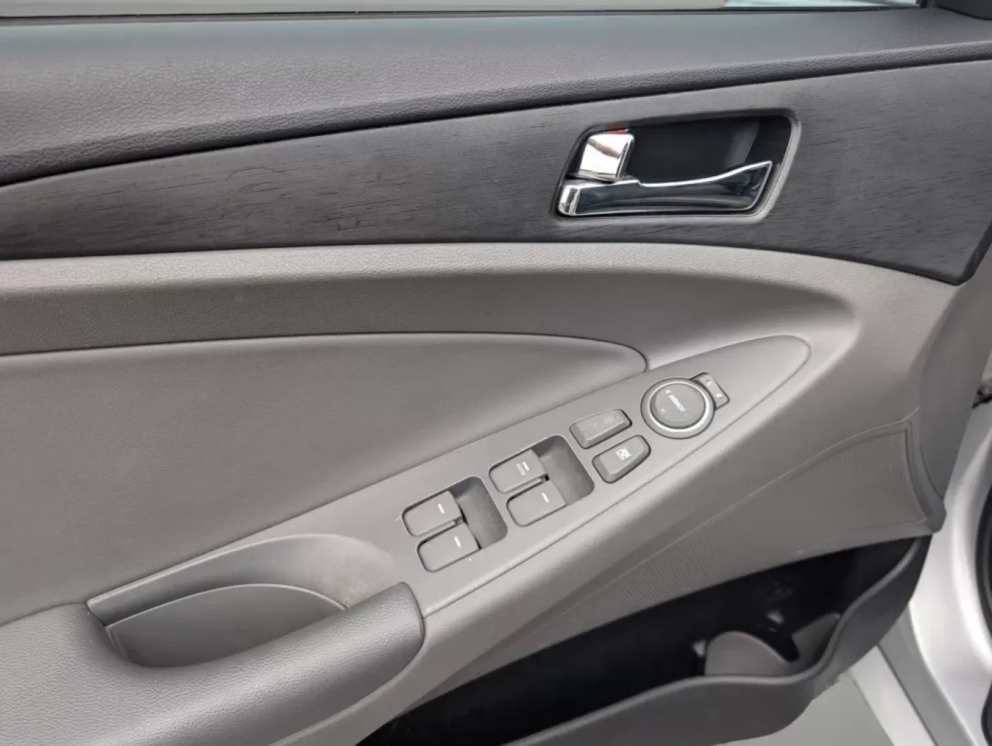 2012 /Gray Hyundai Sonata 2.4L SE (5NPEC4AC2CH) with an Other engine, located at 7000 Northlake Connector, Columbus, GA, 31904, (706) 987-8085, 32.524975, -84.978134 - **Discover Your Next Adventure with the 2012 Hyundai Sonata at Gils Auto in Phenix City, AL!**<br /> <br /> If you're seeking a reliable sedan that can perfectly blend your daily commute with weekend adventures, look no further than the 2012 Hyundai Sonata 2.4L SE. Whether you're navigating the bust - Photo#28