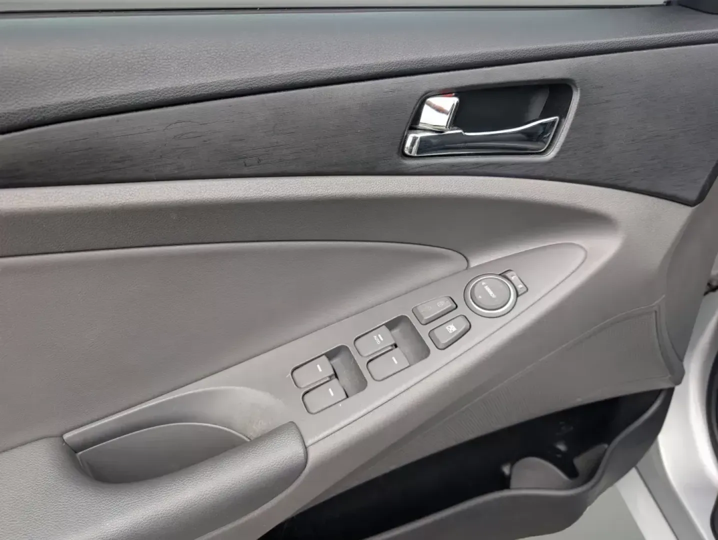 2012 /Gray Hyundai Sonata 2.4L SE (5NPEC4AC2CH) with an Gas I4 2.4L/144 engine, 6-Speed Automatic w/manual shift transmission, located at 521 Old Farm Lane Rd, Prattville, AL, 36066, (334) 325-1505, 32.482460, -86.416367 - 2012 Hyundai Sonata 2.4L SE - Photo#8