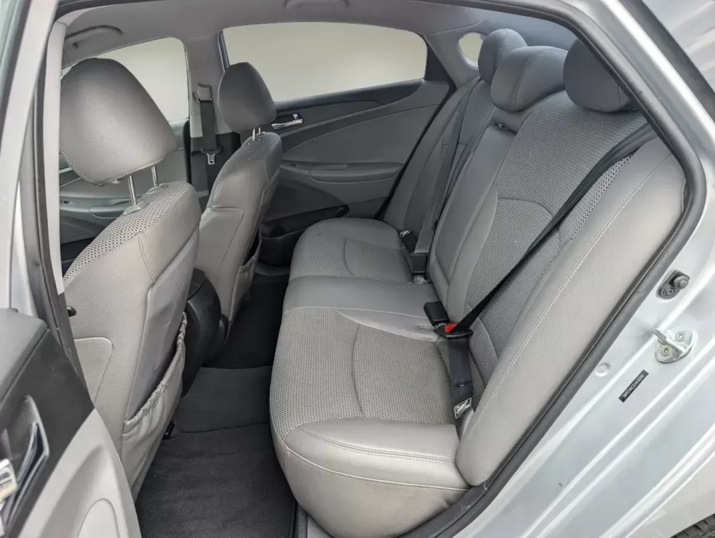 2012 /Gray Hyundai Sonata 2.4L SE (5NPEC4AC2CH) with an Gas I4 2.4L/144 engine, 6-Speed Automatic w/manual shift transmission, located at 521 Old Farm Lane Rd, Prattville, AL, 36066, (334) 325-1505, 32.482460, -86.416367 - 2012 Hyundai Sonata 2.4L SE - Photo#10