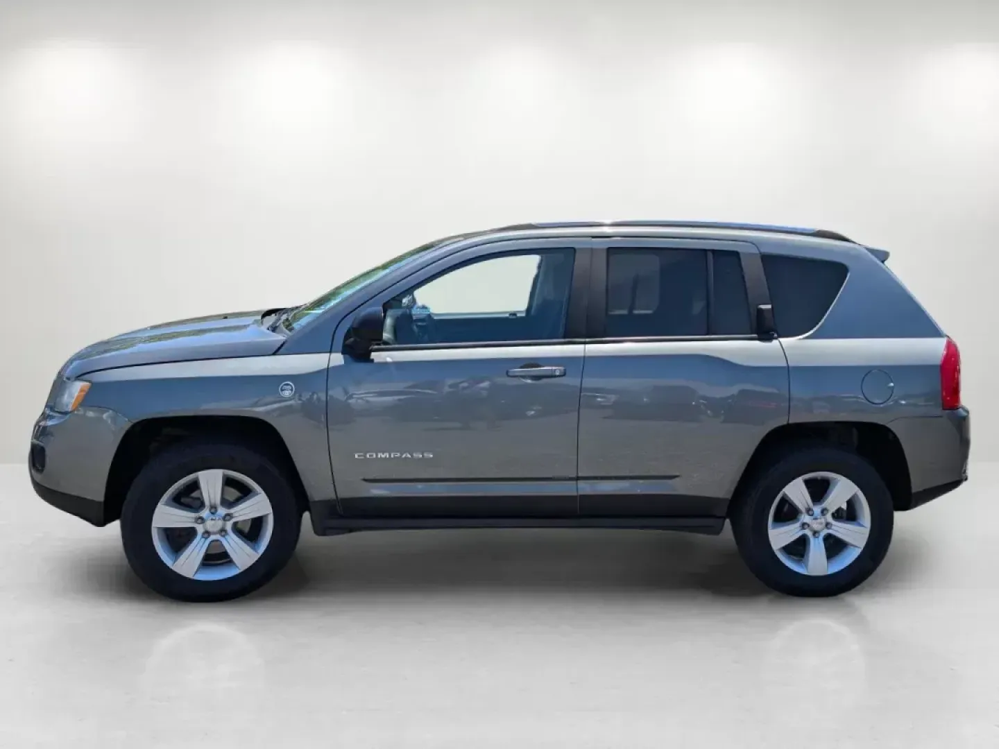2012 /Dark Slate Gray Interior Jeep Compass Latitude (1C4NJDEBXCD) with an Gas I4 2.4L/144 engine, 1-Speed Continuously Variable Ratio transmission, located at 1430 Gateway Drive, Opelika, AL, 36801, (334) 239-0944, 32.637871, -85.409790 - 2012 Jeep Compass Latitude - Photo#7