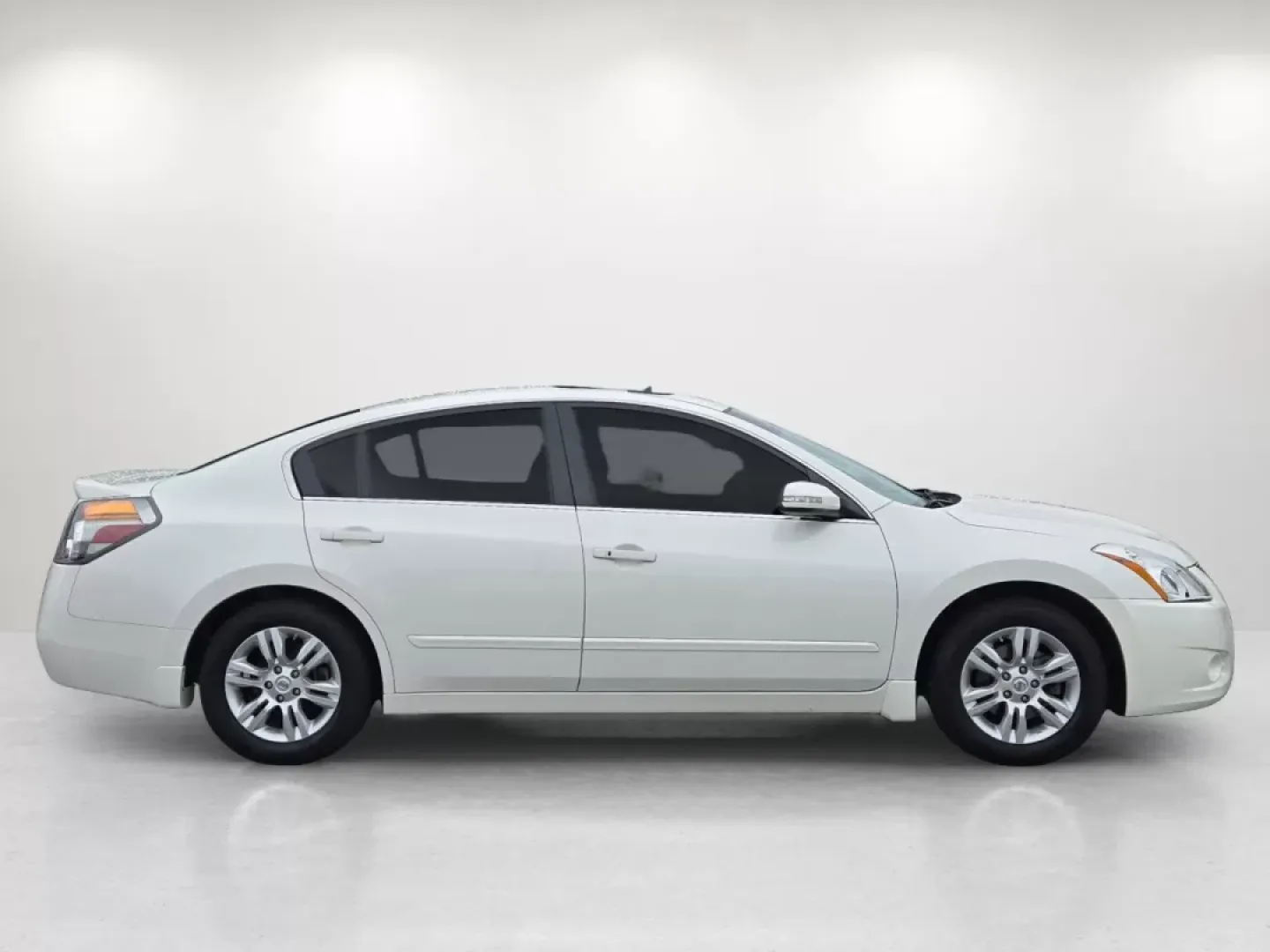 2012 /Blonde Nissan Altima 2.5 SL (1N4AL2AP9CN) with an Other engine, located at 804 22nd Ave, Phenix City, AL, 36870, (334) 297-1860, 32.484749, -85.024475 - If you're searching for a reliable, stylish sedan that fits seamlessly into your busy lifestyle, look no further than the 2012 Nissan Altima 2.5 SL available at Gils Auto in Phenix City, AL. This vehicle is an excellent choice for commuters who need a dependable ride for daily trips to work, or for - Photo#3
