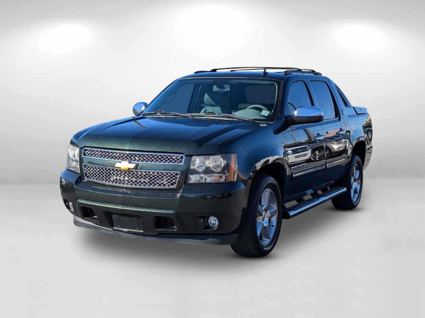 2013 /Dark Titanium/Light Titanium Chevrolet Avalanche LT (3GNMCFE09DG) with an Gas/Ethanol V8 5.3L/325 engine, 6-Speed Automatic transmission, located at 3959 U.S. 80 W, Phenix City, AL, 36870, (334) 297-4885, 32.469296, -85.135185 - 2013 Chevrolet Avalanche LT - Photo#4