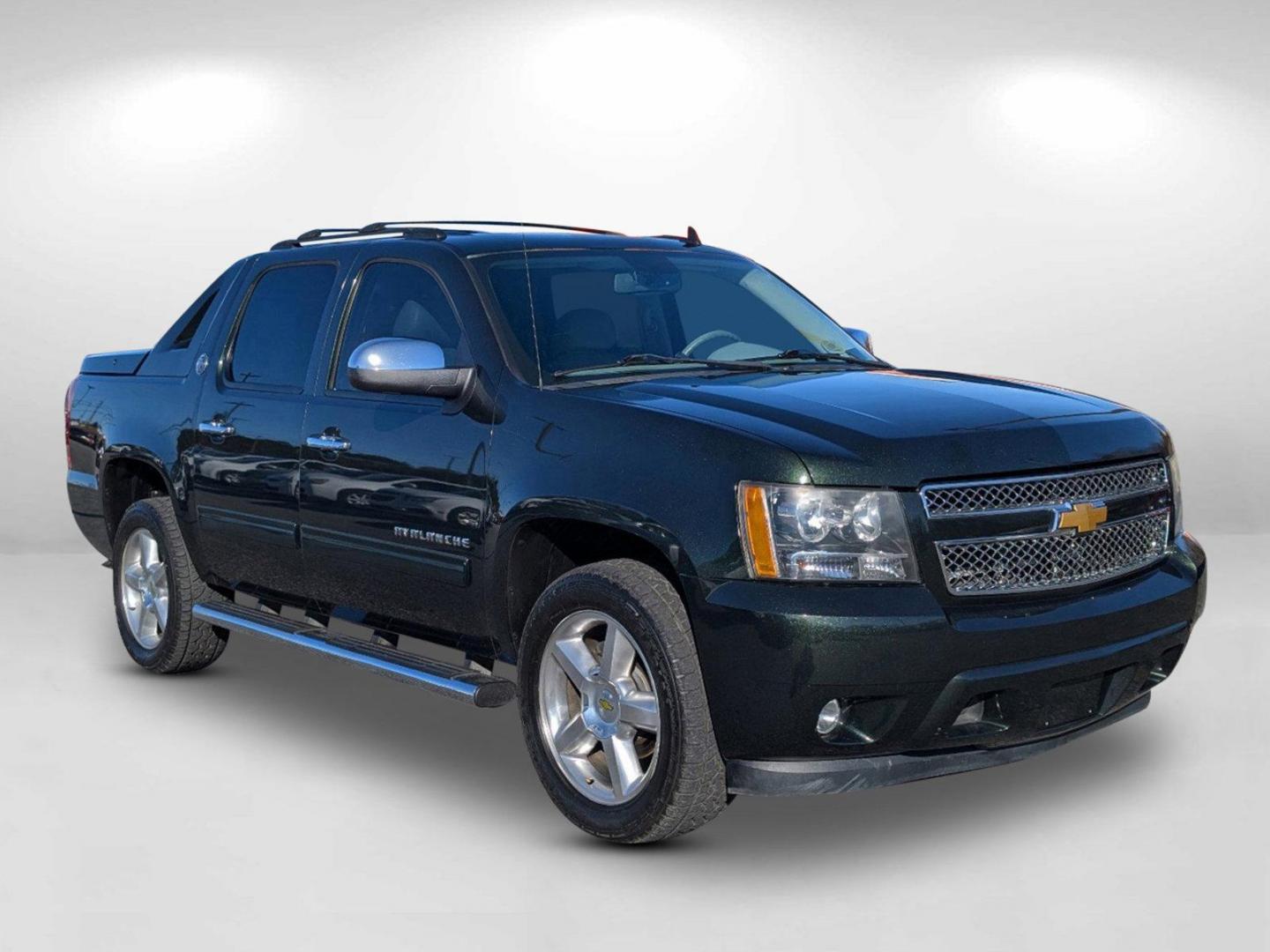 2013 /Dark Titanium/Light Titanium Chevrolet Avalanche LT (3GNMCFE09DG) with an Gas/Ethanol V8 5.3L/325 engine, 6-Speed Automatic transmission, located at 3959 U.S. 80 W, Phenix City, AL, 36870, (334) 297-4885, 32.469296, -85.135185 - 2013 Chevrolet Avalanche LT - Photo#6