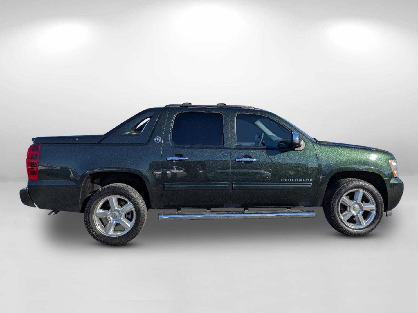 2013 /Dark Titanium/Light Titanium Chevrolet Avalanche LT (3GNMCFE09DG) with an Gas/Ethanol V8 5.3L/325 engine, 6-Speed Automatic transmission, located at 3959 U.S. 80 W, Phenix City, AL, 36870, (334) 297-4885, 32.469296, -85.135185 - 2013 Chevrolet Avalanche LT - Photo#7