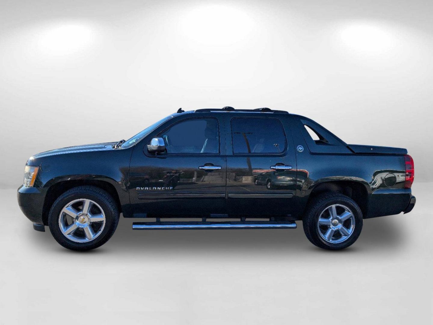 2013 /Dark Titanium/Light Titanium Chevrolet Avalanche LT (3GNMCFE09DG) with an Gas/Ethanol V8 5.3L/325 engine, 6-Speed Automatic transmission, located at 3959 U.S. 80 W, Phenix City, AL, 36870, (334) 297-4885, 32.469296, -85.135185 - 2013 Chevrolet Avalanche LT - Photo#11