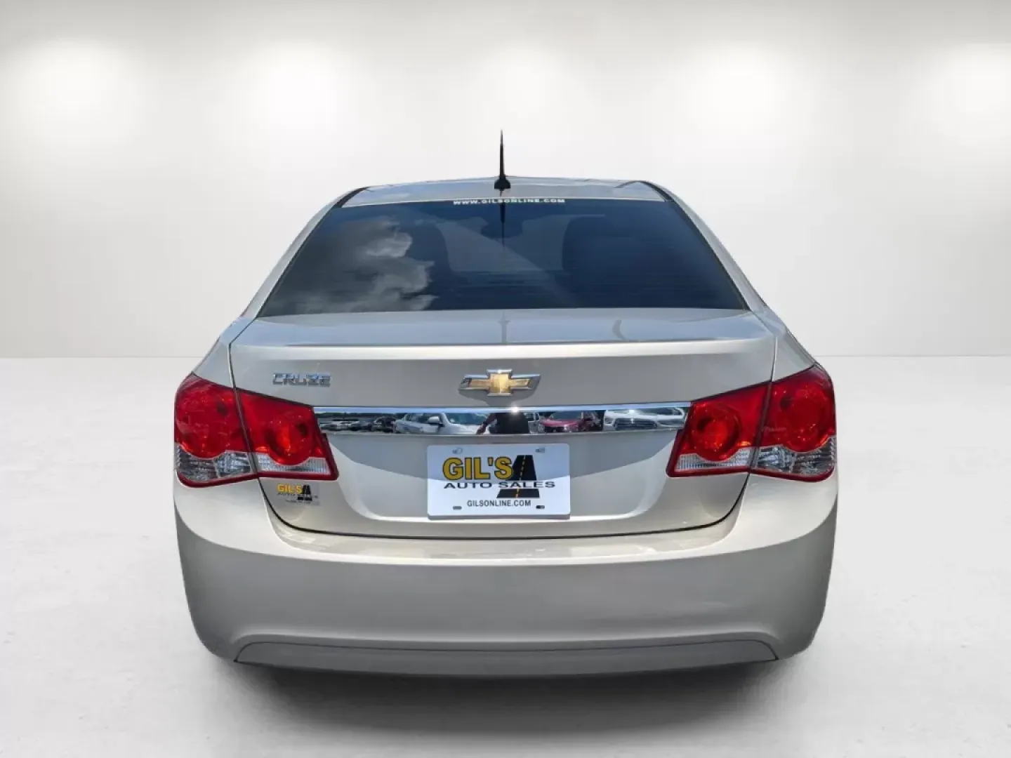 2013 Champagne Silver Metallic /Jet Black/Medium Titanium Chevrolet Cruze LS (1G1PA5SH9D7) with an Gas I4 1.8L/110 engine, 6-Speed Automatic transmission, located at 3959 U.S. 80 W, Phenix City, AL, 36870, (334) 297-4885, 32.469296, -85.135185 - 2013 Chevrolet Cruze LS - Photo#5