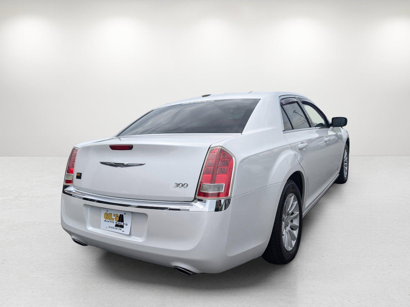 2013 /Black/Light Frost Beige Chrysler 300 (2C3CCAAG3DH) with an Gas/Ethanol V6 3.6L/220 engine, 8-Speed Automatic transmission, located at 3959 U.S. 80 W, Phenix City, AL, 36870, (334) 297-4885, 32.469296, -85.135185 - 2013 Chrysler 300 - Photo#4