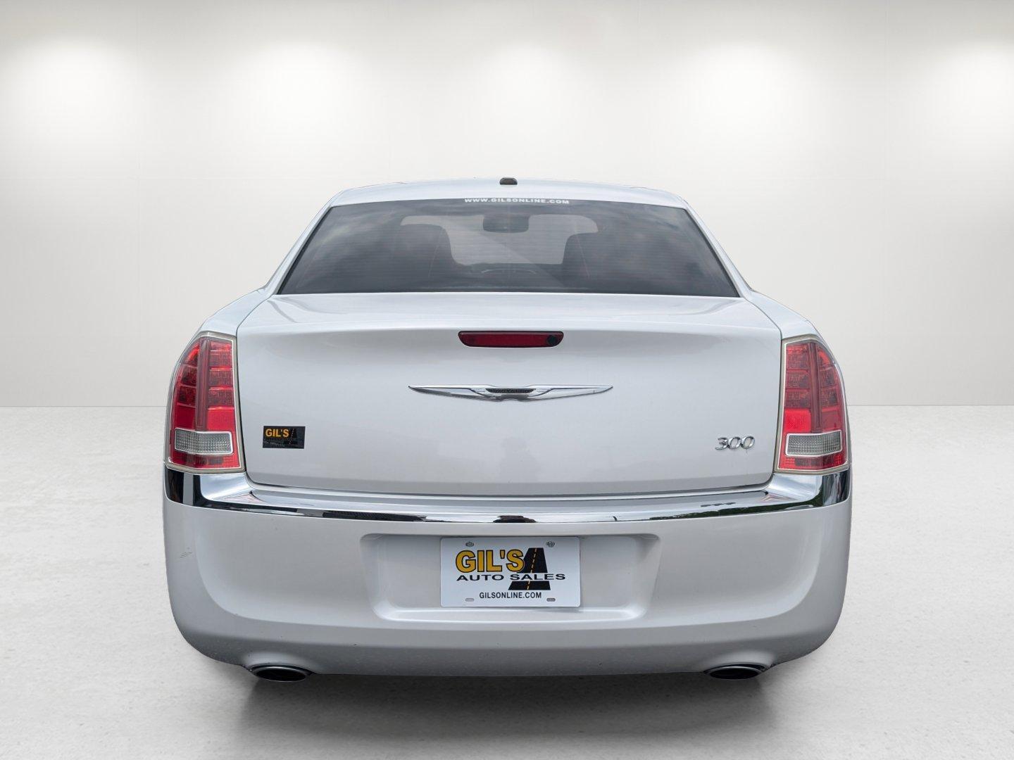 2013 /Black/Light Frost Beige Chrysler 300 (2C3CCAAG3DH) with an Gas/Ethanol V6 3.6L/220 engine, 8-Speed Automatic transmission, located at 3959 U.S. 80 W, Phenix City, AL, 36870, (334) 297-4885, 32.469296, -85.135185 - 2013 Chrysler 300 - Photo#5