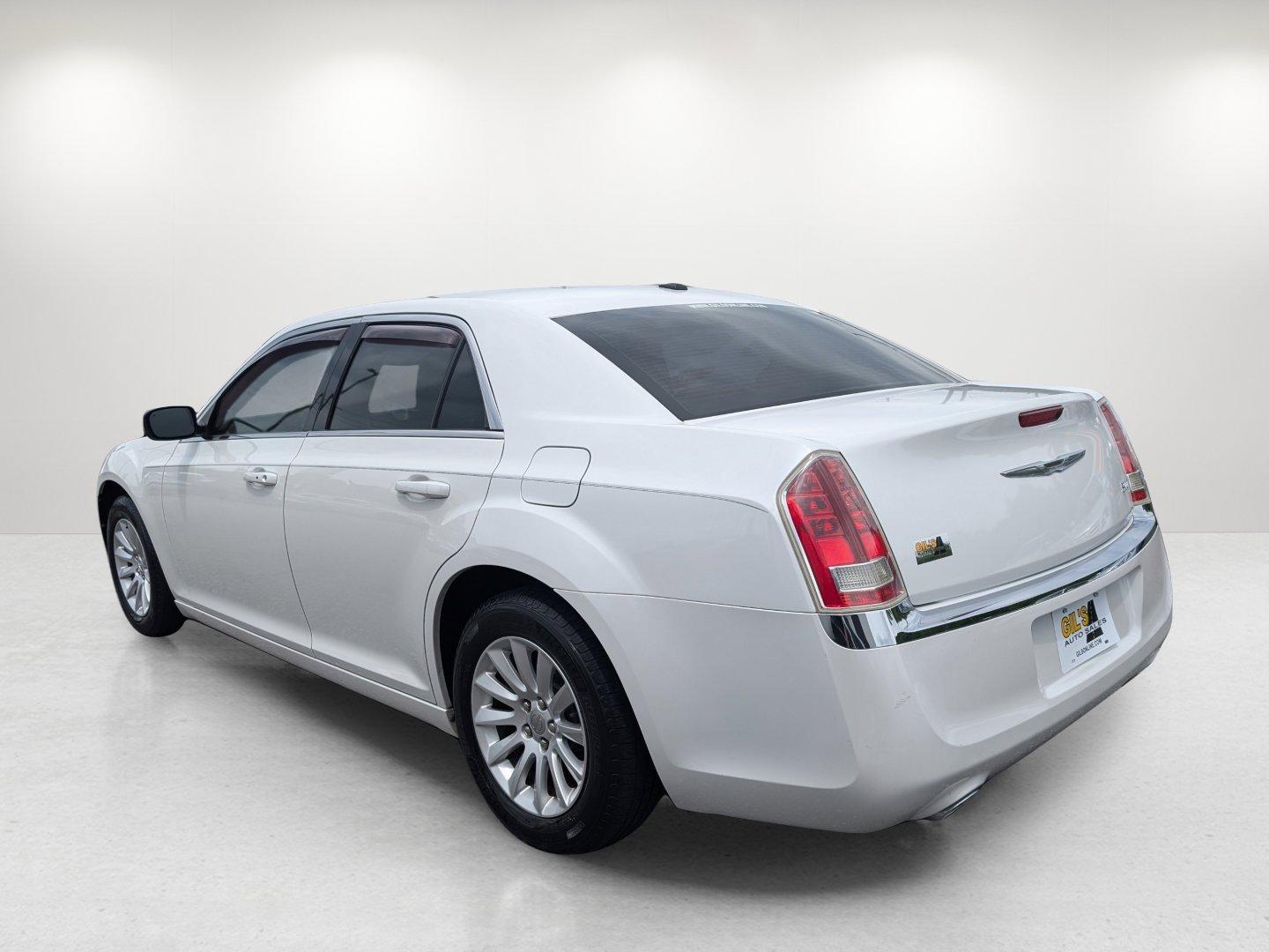2013 /Black/Light Frost Beige Chrysler 300 (2C3CCAAG3DH) with an Gas/Ethanol V6 3.6L/220 engine, 8-Speed Automatic transmission, located at 3959 U.S. 80 W, Phenix City, AL, 36870, (334) 297-4885, 32.469296, -85.135185 - 2013 Chrysler 300 - Photo#6