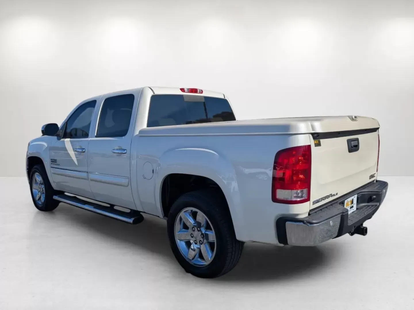 2013 /Very Dark Cashmere/Light Cashmere GMC Sierra 1500 SLE (3GTP1VE08DG) with an Other engine, located at 3959 U.S. 80 W, Phenix City, AL, 36870, (334) 297-4885, 32.469296, -85.135185 - **Adventure Awaits: 2013 GMC Sierra 1500 SLE Crew Cab at Gils Auto Phenix City, AL**<br /> <br /> If you're dreaming of weekend getaways, family camping trips, or simply a reliable daily driver, look no further than this 2013 GMC Sierra 1500 SLE Crew Cab! Perfect for those who value versatility and - Photo#7