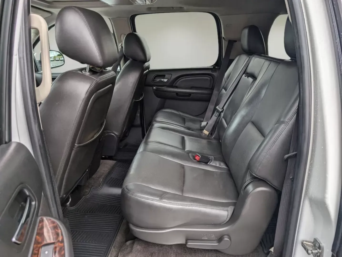 2013 /Ebony GMC Yukon XL Denali (1GKS2MEF2DR) with an Other engine, located at 3959 U.S. 80 W, Phenix City, AL, 36870, (334) 297-4885, 32.469296, -85.135185 - **Adventure Awaits with the 2013 GMC Yukon XL Denali!**<br /> <br /> Are you searching for a vehicle that can seamlessly transition from school drop-offs to weekend family adventures? Look no further than this stunning 2013 GMC Yukon XL Denali, available now at Gils Auto in Phenix City, AL. This spa - Photo#10