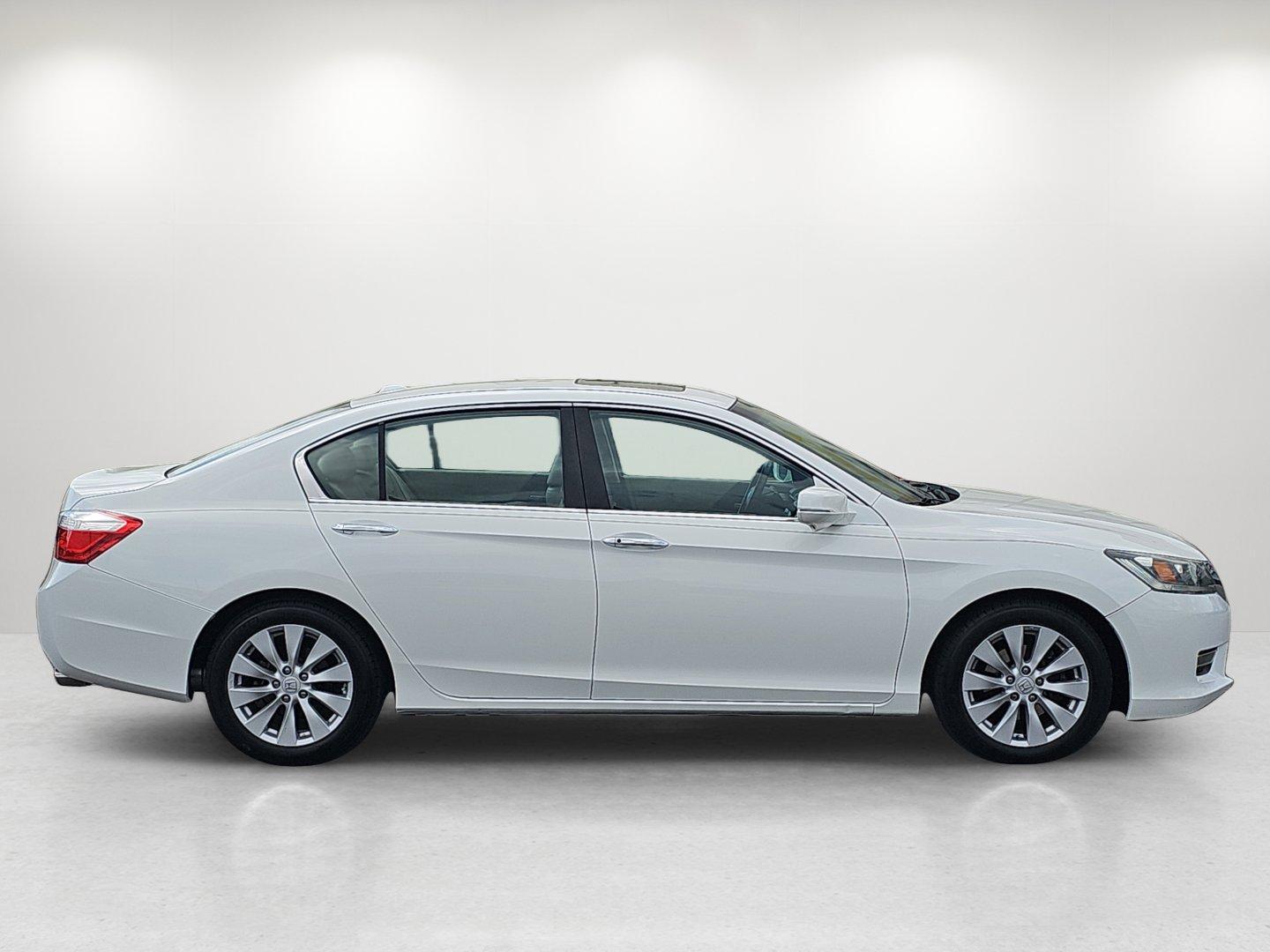 2013 /Ivory Honda Accord Sdn EX-L (1HGCR2F80DA) with an Gas I4 2.4L/144 engine, 1-Speed Continuously Variable Ratio transmission, located at 521 Old Farm Lane Rd, Prattville, AL, 36066, (334) 325-1505, 32.482460, -86.416367 - 2013 Honda Accord Sdn EX-L - Photo#4