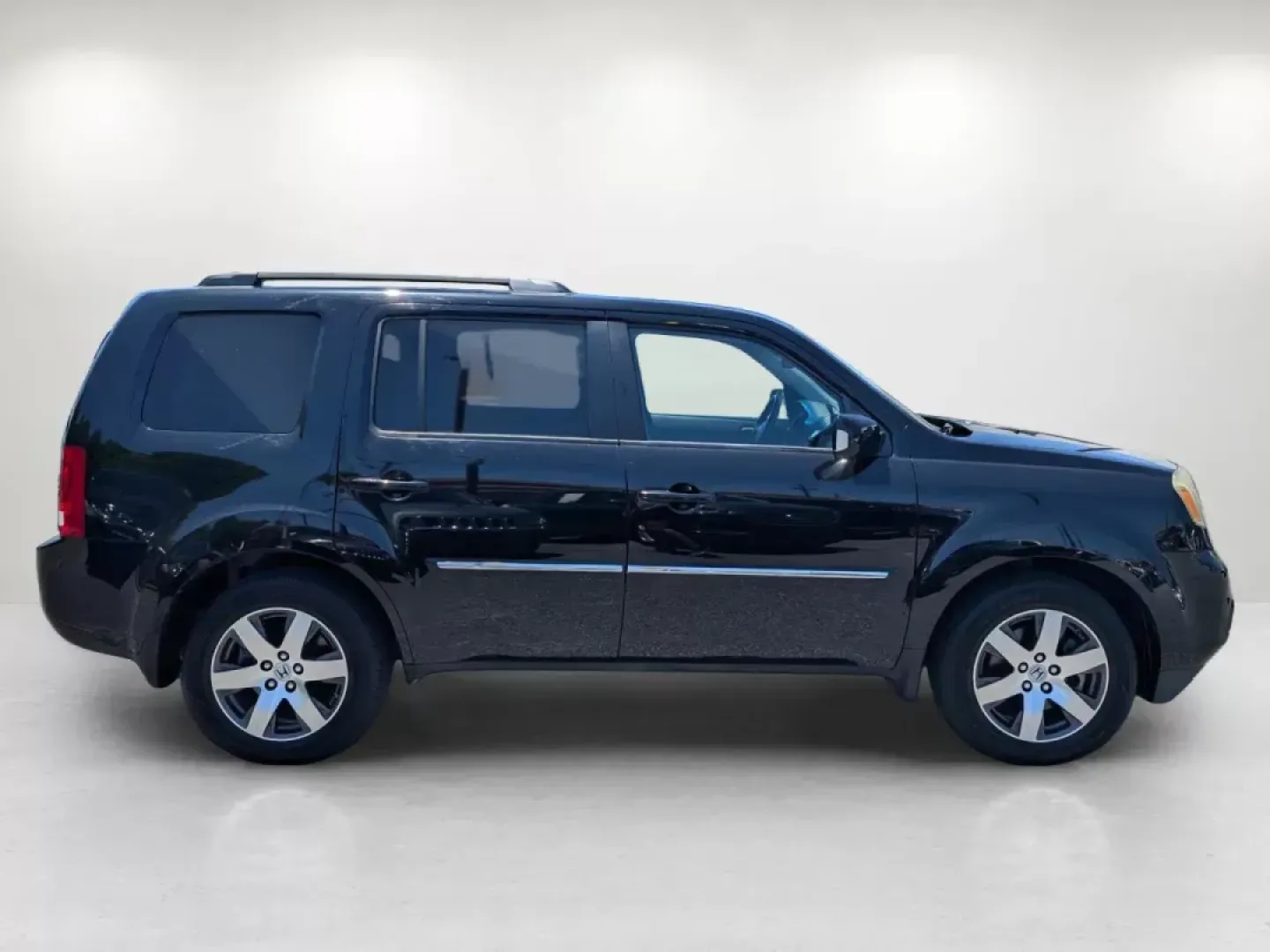 2013 Honda Pilot Touring (5FNYF4H99DB) with an Gas V6 3.5L/212 engine, 5-Speed Automatic transmission, located at 3959 U.S. 80 W, Phenix City, AL, 36870, (334) 297-4885, 32.469296, -85.135185 - 2013 Honda Pilot Touring - Photo#4