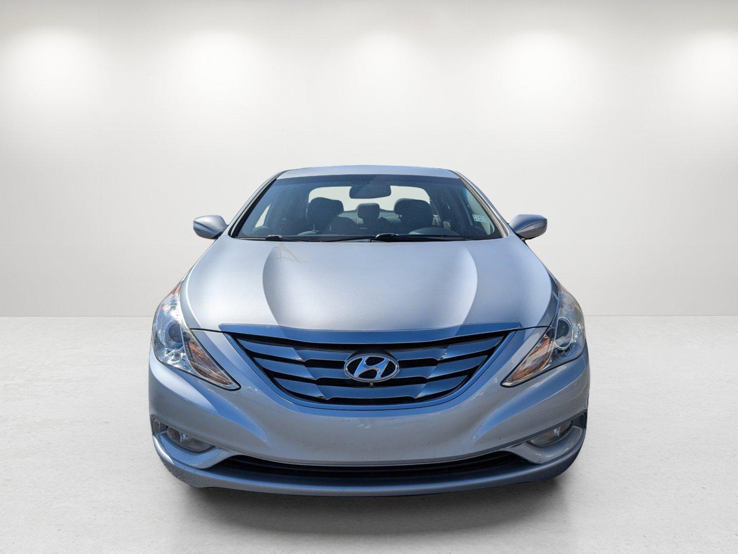 2013 /Gray Hyundai Sonata SE (5NPEC4AC3DH) with an Gas I4 2.4L/144 engine, 6-Speed Automatic w/Manual Shift transmission, located at 1430 Gateway Drive, Opelika, AL, 36801, (334) 239-0944, 32.637871, -85.409790 - 2013 Hyundai Sonata SE - Photo#1