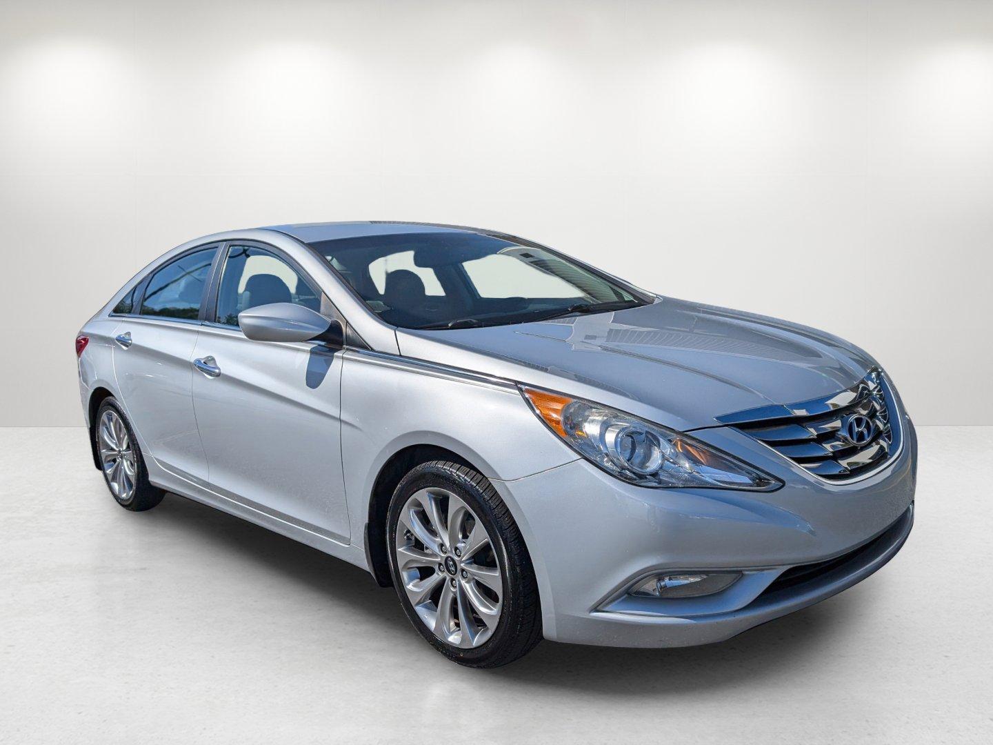 2013 /Gray Hyundai Sonata SE (5NPEC4AC3DH) with an Gas I4 2.4L/144 engine, 6-Speed Automatic w/Manual Shift transmission, located at 1430 Gateway Drive, Opelika, AL, 36801, (334) 239-0944, 32.637871, -85.409790 - 2013 Hyundai Sonata SE - Photo#2