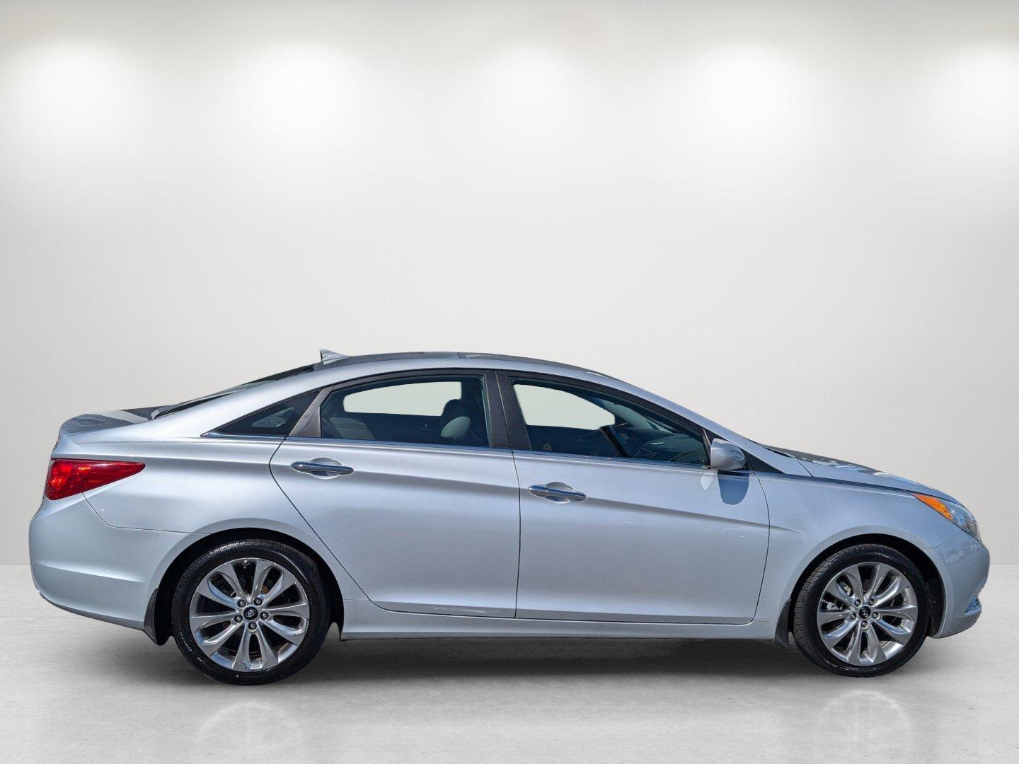 2013 /Gray Hyundai Sonata SE (5NPEC4AC3DH) with an Gas I4 2.4L/144 engine, 6-Speed Automatic w/Manual Shift transmission, located at 1430 Gateway Drive, Opelika, AL, 36801, (334) 239-0944, 32.637871, -85.409790 - 2013 Hyundai Sonata SE - Photo#3