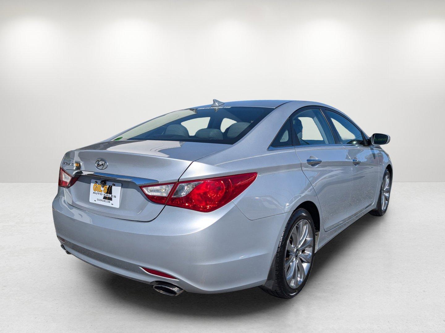 2013 /Gray Hyundai Sonata SE (5NPEC4AC3DH) with an Gas I4 2.4L/144 engine, 6-Speed Automatic w/Manual Shift transmission, located at 1430 Gateway Drive, Opelika, AL, 36801, (334) 239-0944, 32.637871, -85.409790 - 2013 Hyundai Sonata SE - Photo#4